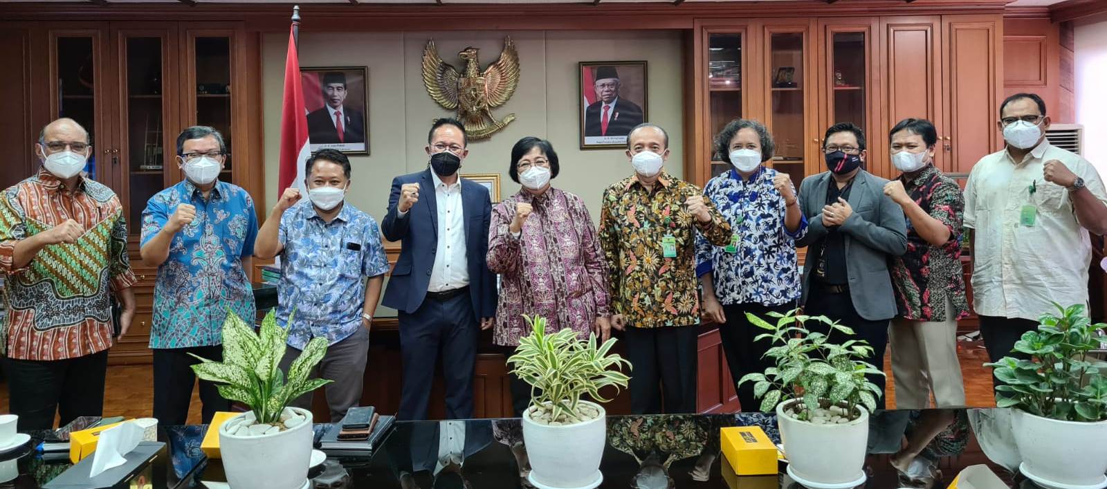 Menteri LHK Siti Nurbaya berfoto bersama jajaran pejabat kementerian dan pengurus PWI Pusat.
