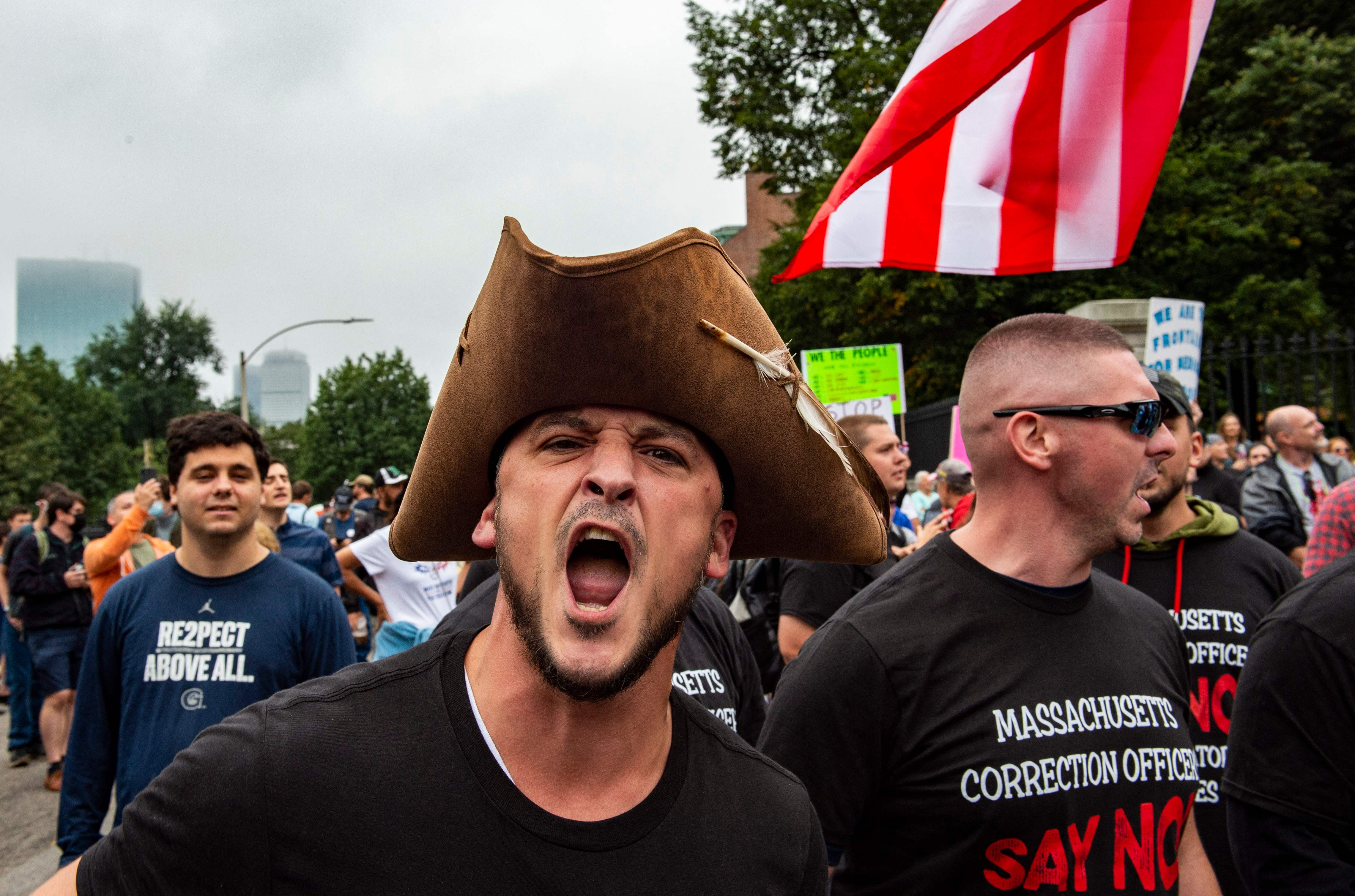 Sekelompok demonstran berunjuk rasa menolak vaksinasi Covid-19 dan menggunakan masker di Boston, Amerika Serikat, Jumat (17/9).