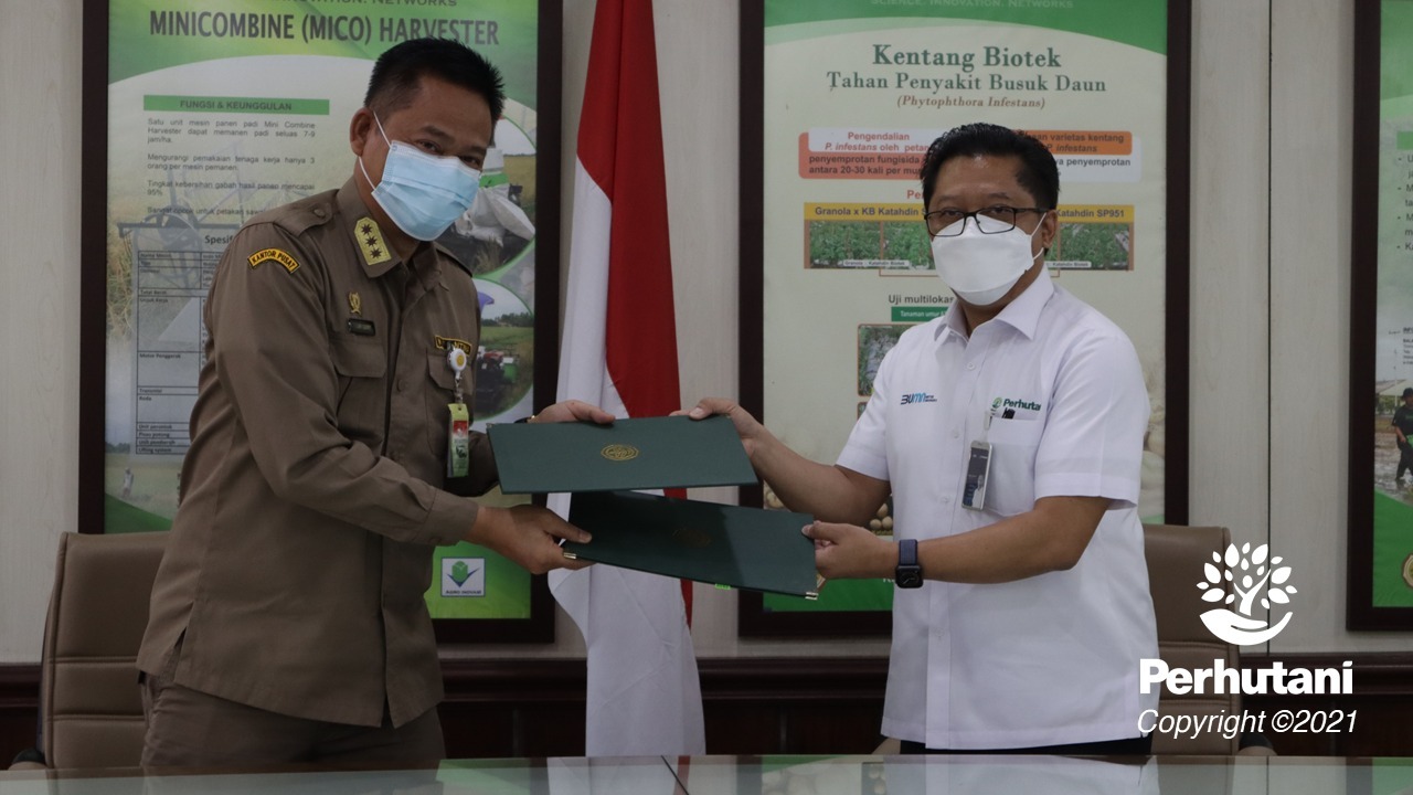 Dirut Perhutani Wahyu Kuncoro bersama Kepala Balitbang Pertanian Kementan Fadjry Djufry menandatangani MoU kerja sama, beberapa waktu lalu.