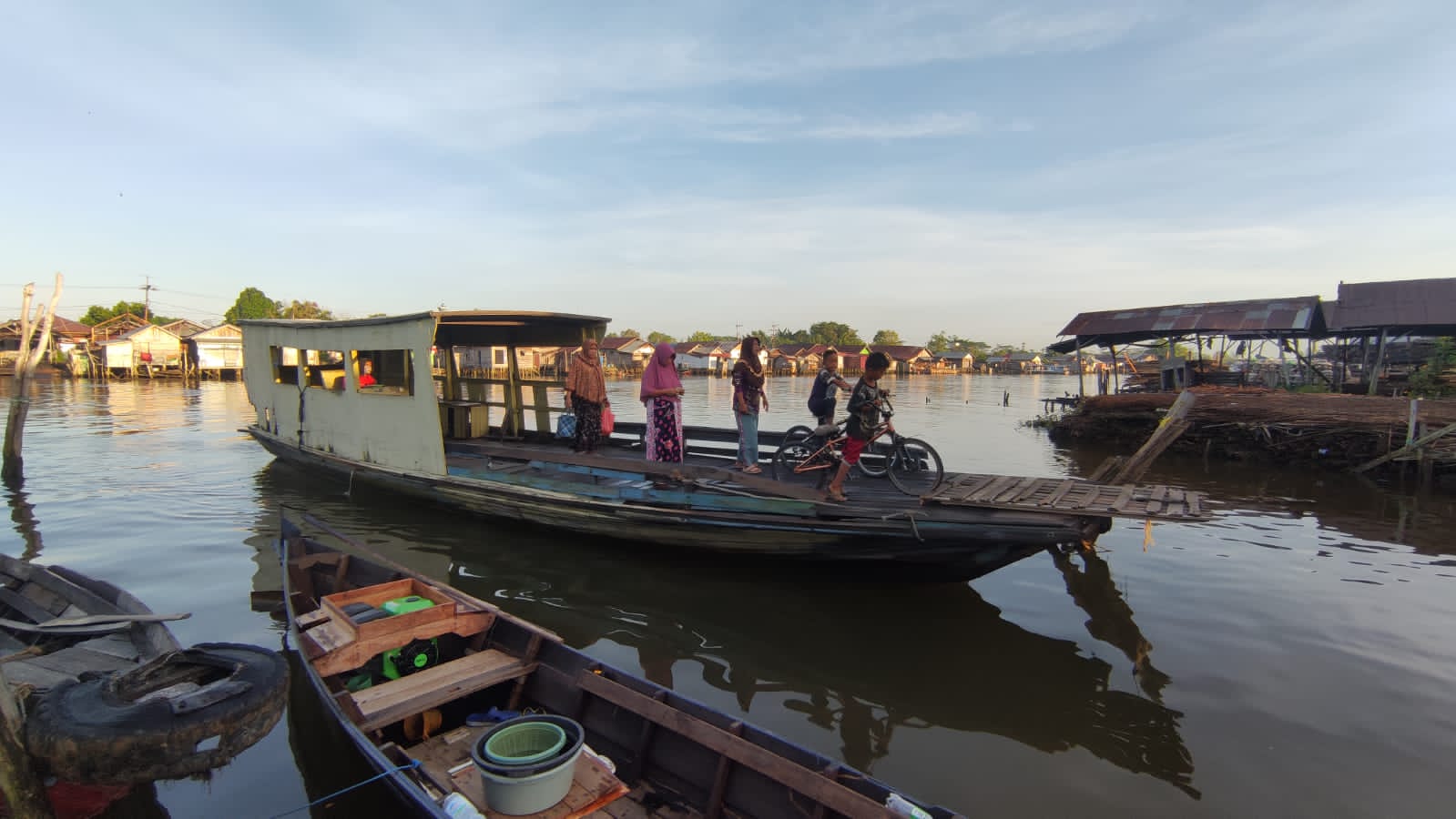  Perahu penyeberangan di Sungai Martapura anak Sungai Barito di Kalimantan Selatan. 