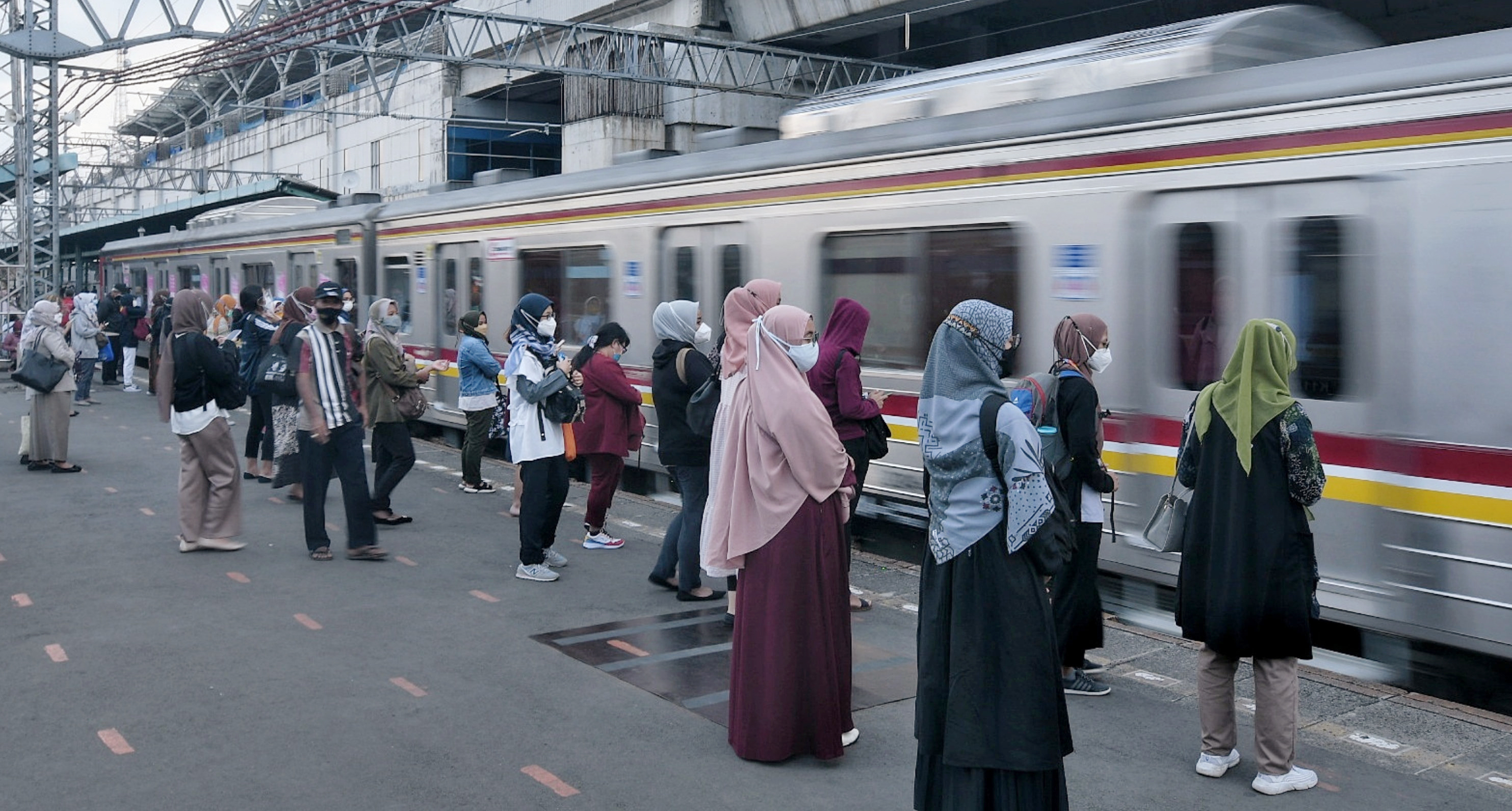 Calon penumpang menunggu kedatangan Kereta Rel Listrik (KRL) di Stasiun Manggarai, Jakarta Selatan