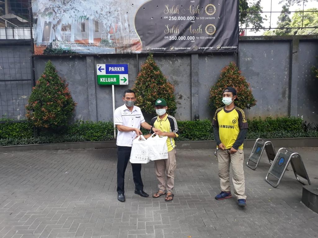 Hotel Grand Savero Bogor menjalani program Jumat berkah dengan berbagi nasi boks kepada para petugas kebersihan. 