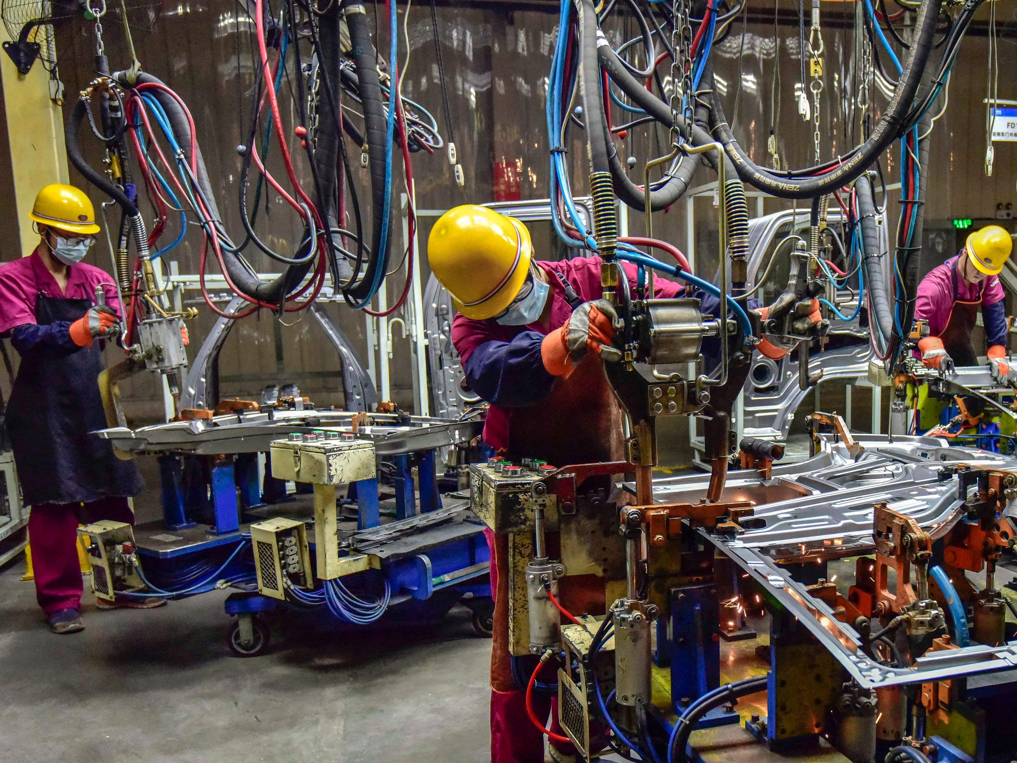 Pekerja merakit kendaraan di pabrik, Qingzhou, Provinsi Shandong, timur Tiongkok, Selasa (28/9).