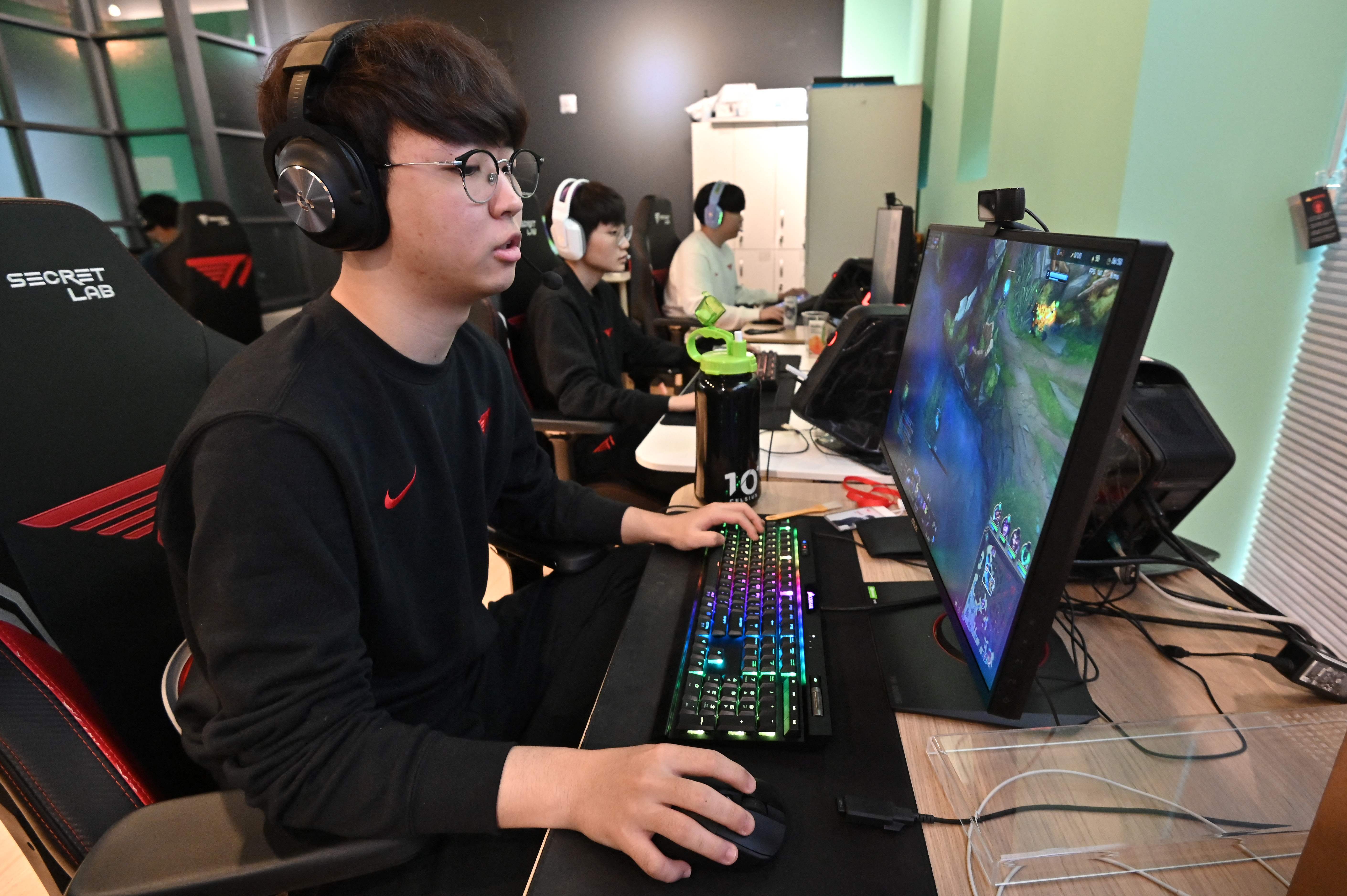Seorang gamer di Seoul, Korea Selatan, tengah berlatih bersama rekan-rekannya.
