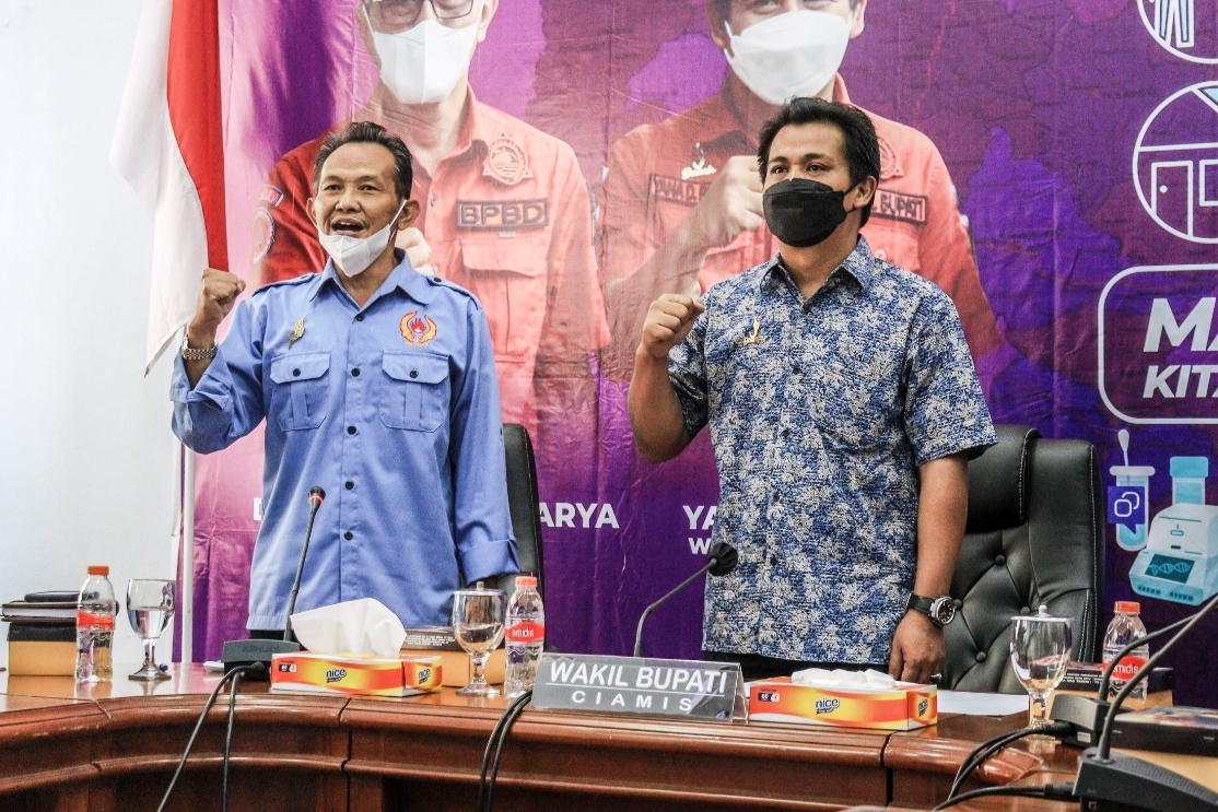 Wakil Bupati Ciamis, Yana D Putra sebelah kiri didampingi oleh KetuaKoni Kabupaten Ciamis melepas 13 atlet untuk berlaga di PON XX Papua. 