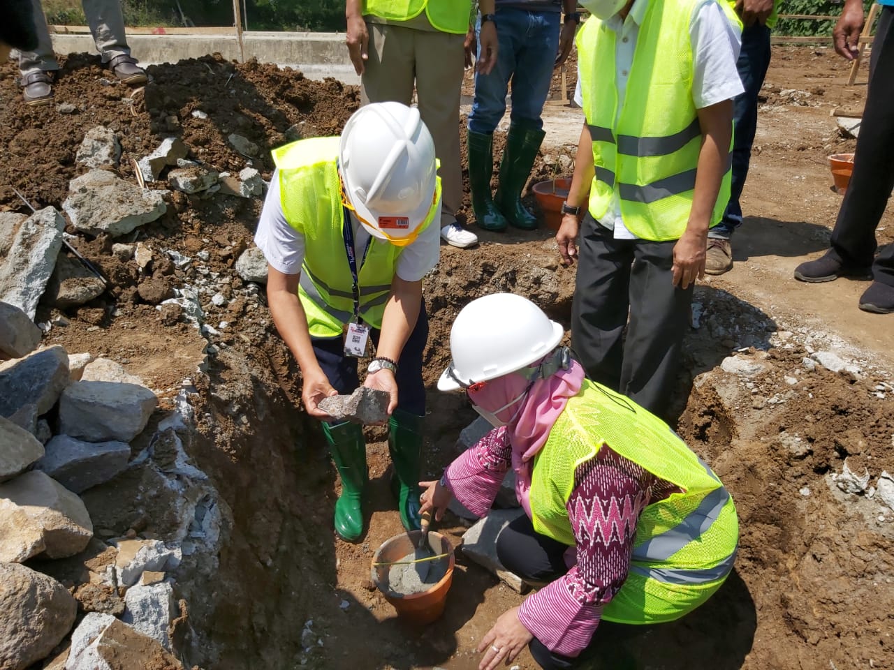 Peletakan batu pertama pembangunan Gedung BPP Kostratani di Kecamatan Bumiaji, Kota Batu Malang, Jawa Timur.. 