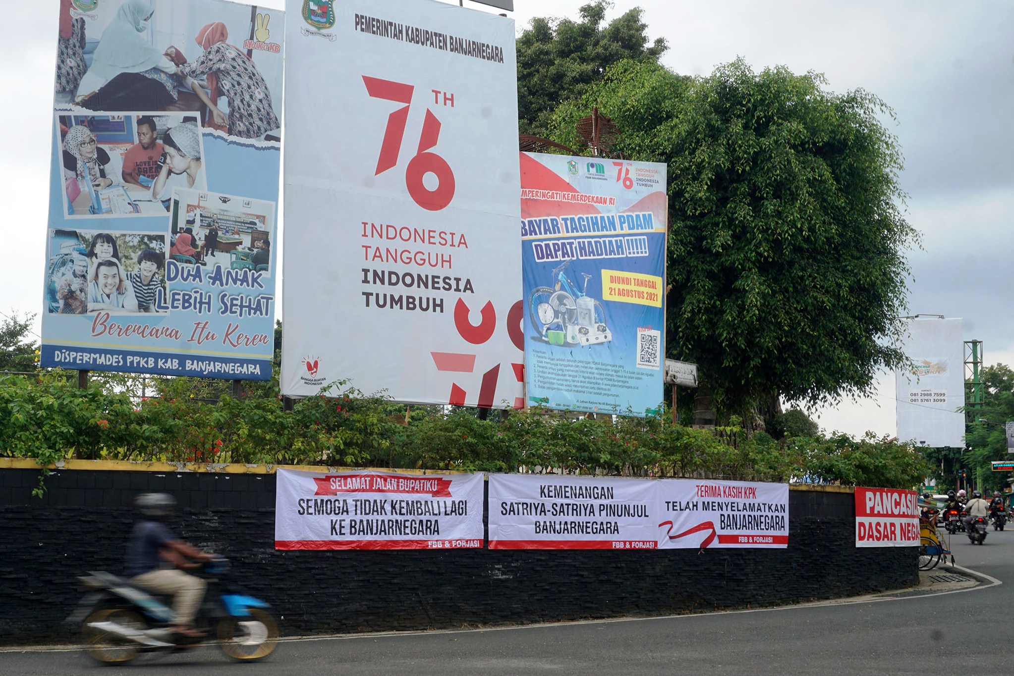 FBB dan Forjasi Pasang Spanduk Dukung KPK Karena Tahan Bupati Banjarnegara