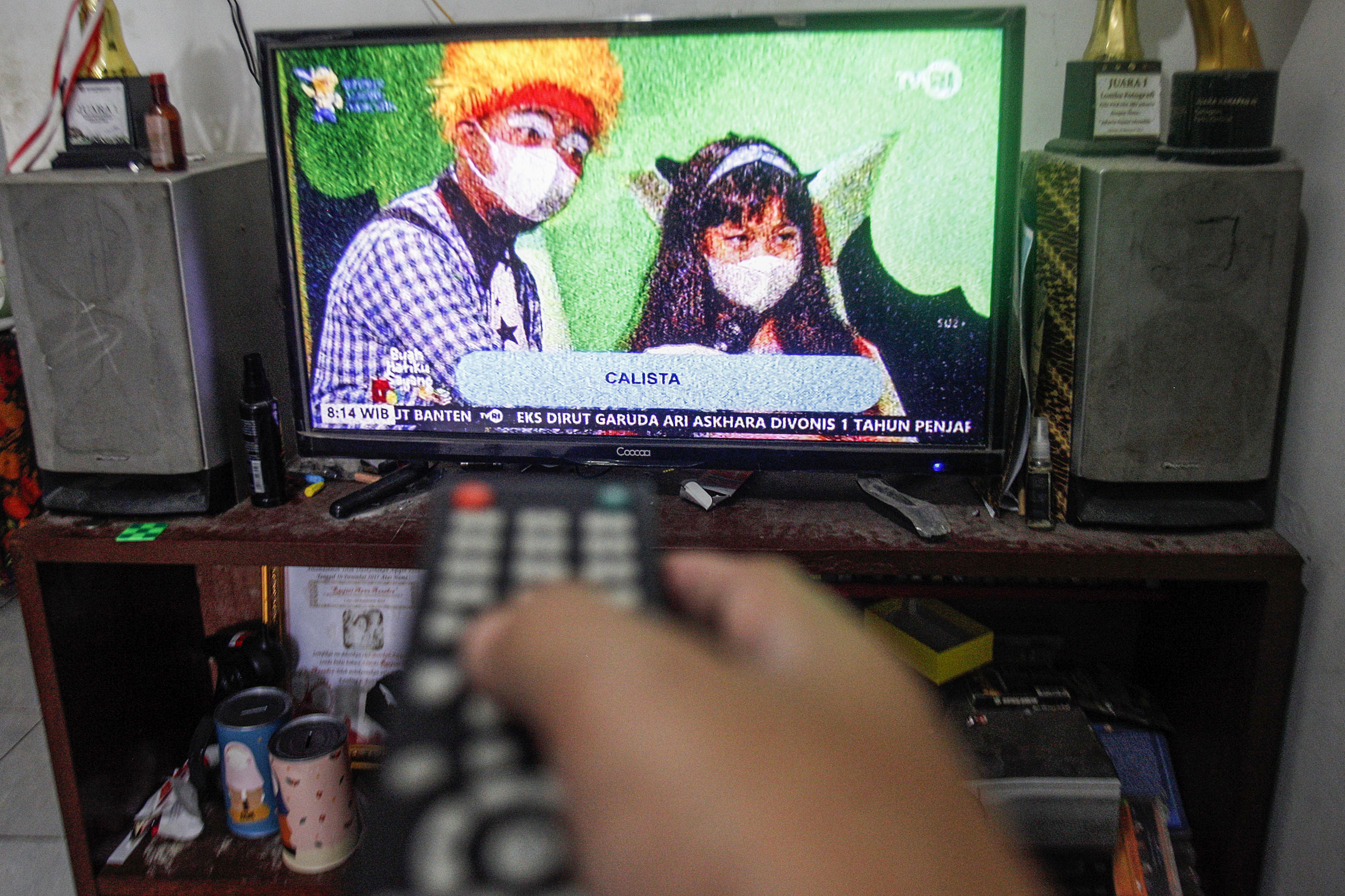 Warga menonton televisi di rumahnya, Depok, Jawa Barat