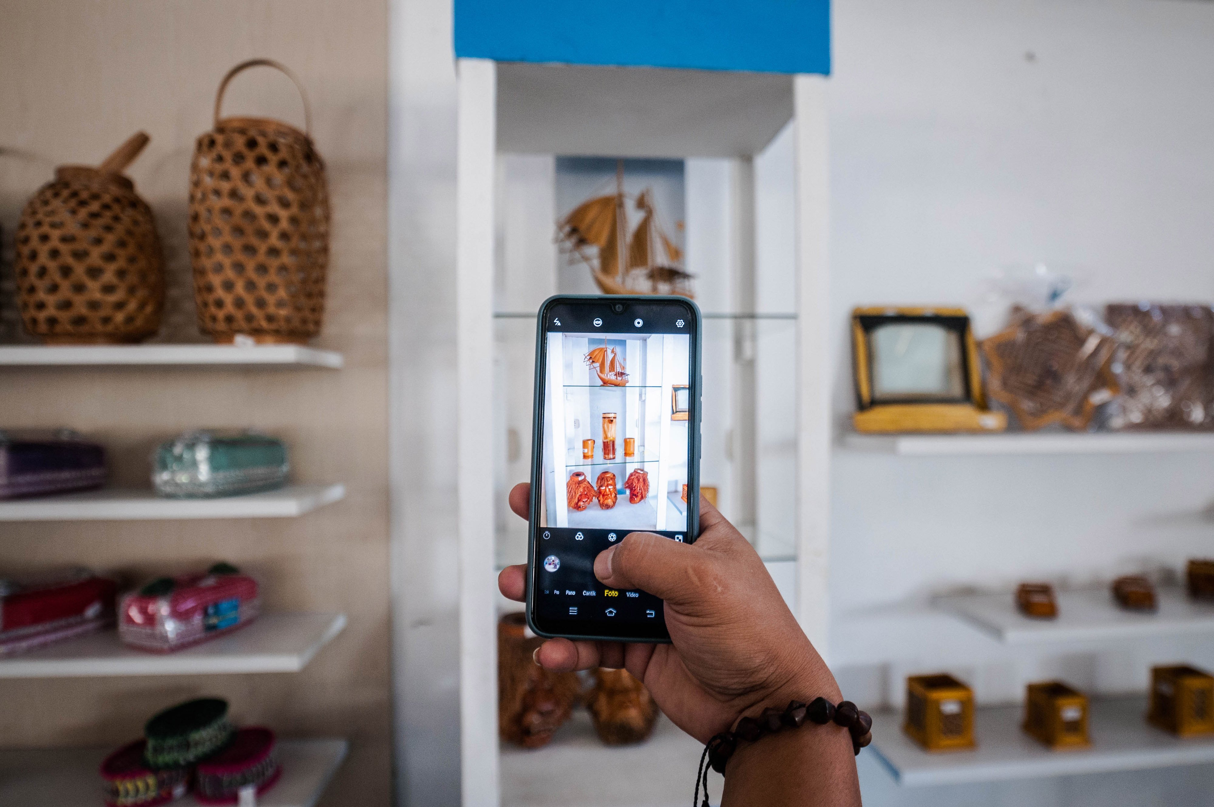 Pekerja memotret produk kerajinan di Plaza Lebak, Banten, Jumat (27/8/2021). Menparekraf Sandiaga Uno dukung cloud berdayakan startup UMKM.