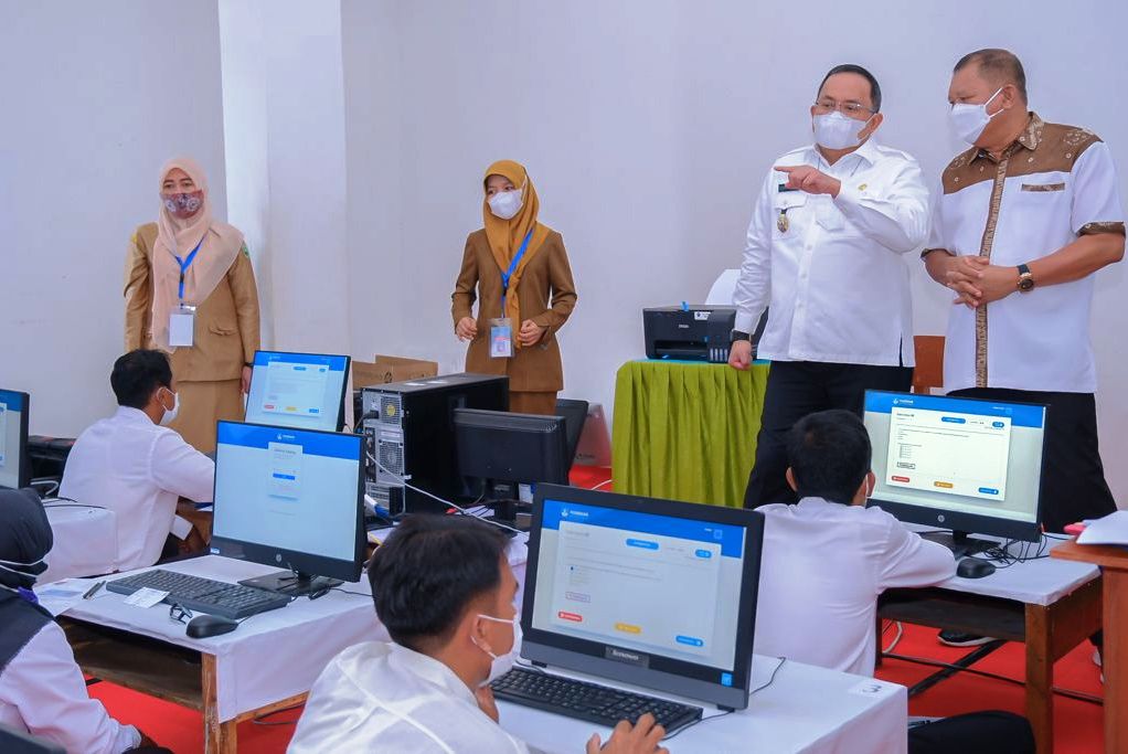 Bupati Muba Dodi Reza Alex Noerdin (kedua dari kanan) meninjau langsung lokasi tes PPPK di SMA Negeri 1 Sekayu.