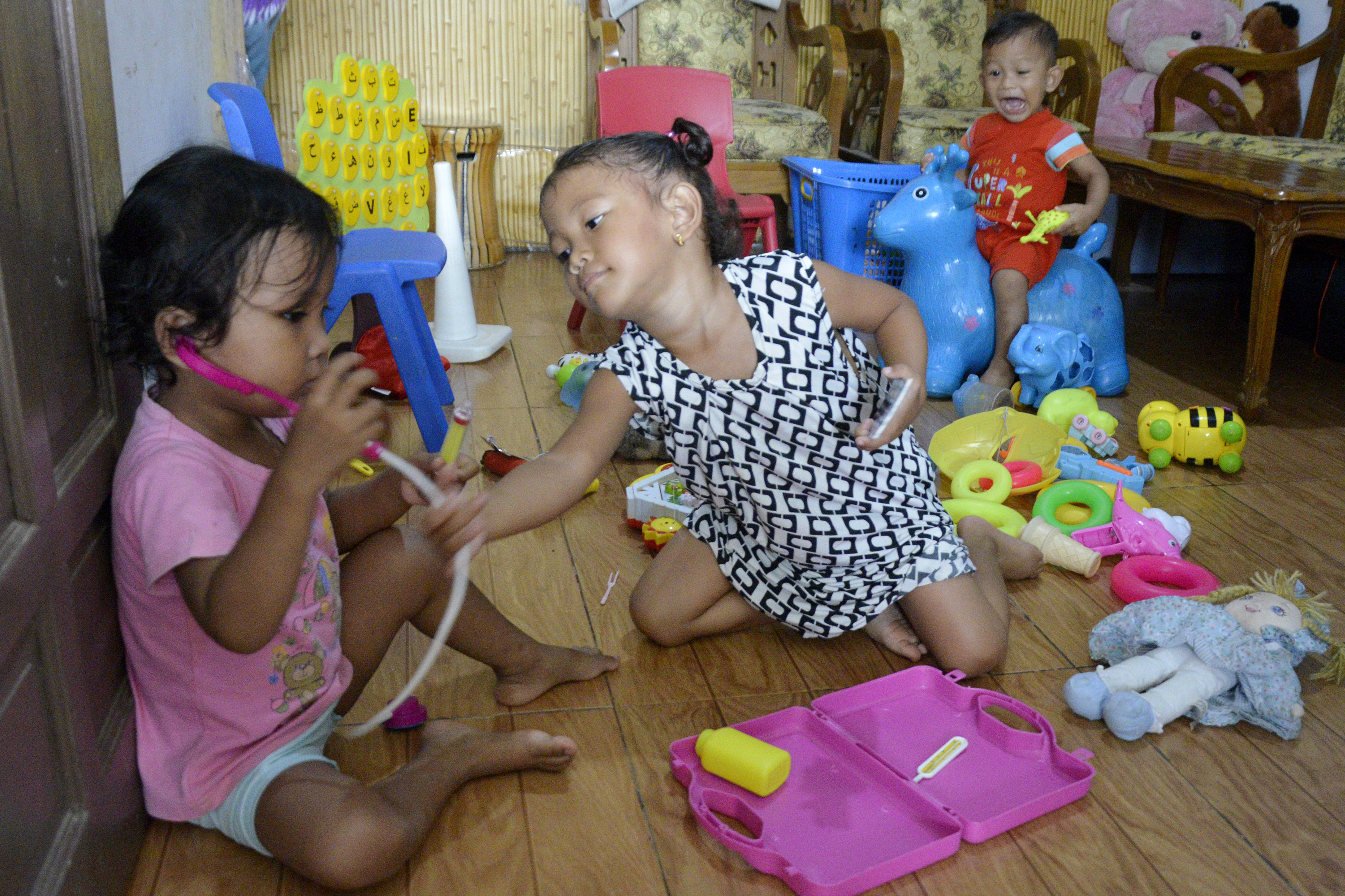 Anak-anak bermain di dalam rumah di Kompleks Perumahan Mawang, Kabupaten Gowa, Sulawesi Selatan.