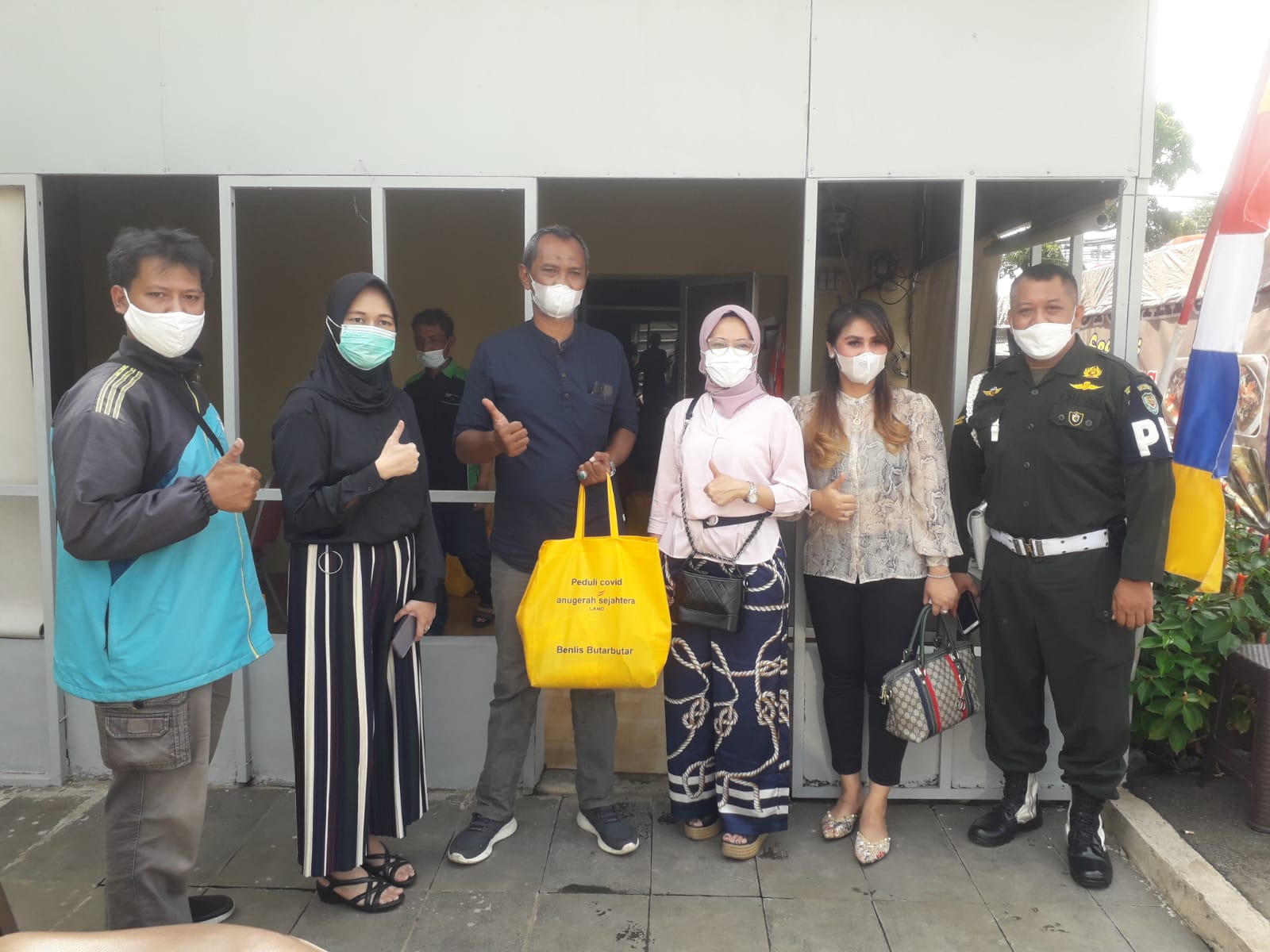 Warga Cibinong Terdampak Pandemi Terima Bantuan Sembako