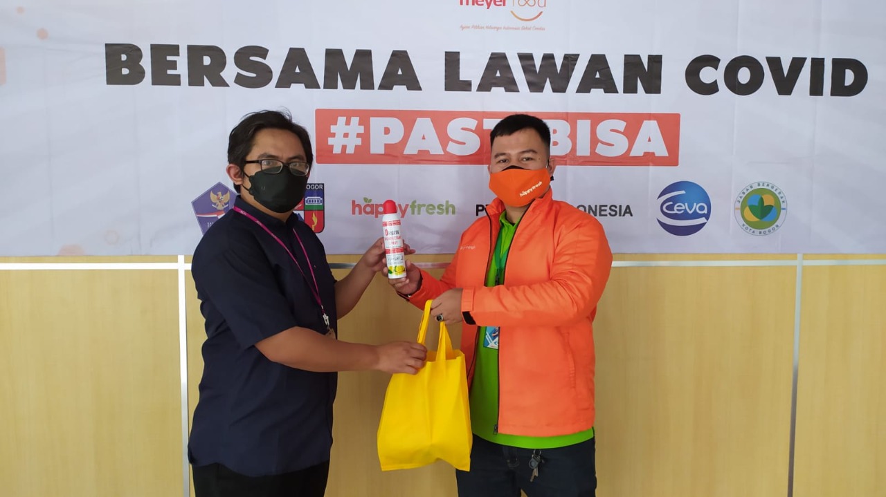 Perwakilan Oroigita saat memberi bantuan kepada Asrama Haji Embarkasi berupa Origita Antiseptic Liquid. 