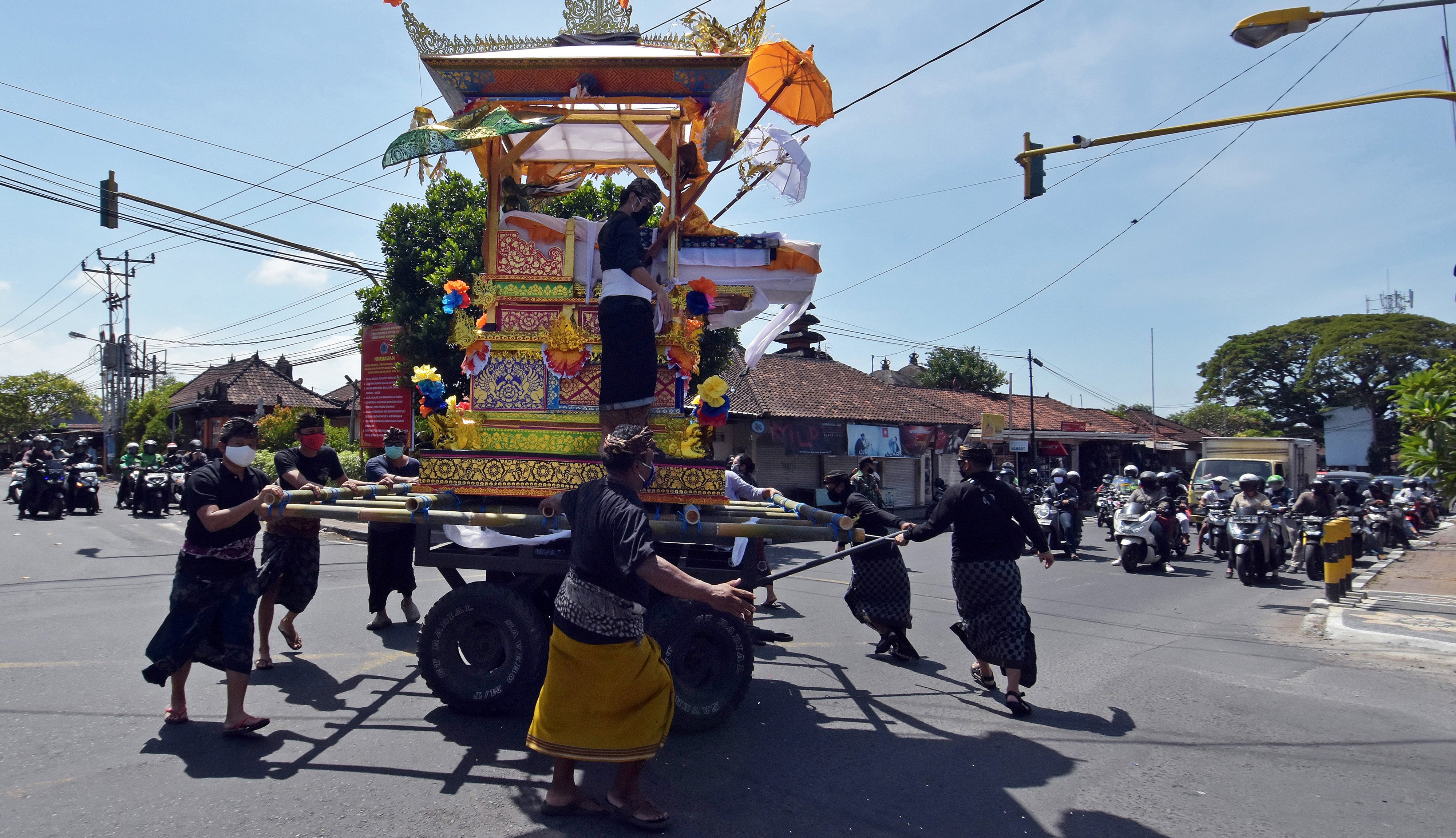 Warga mengiringi arak-arakan keranda jenazah tokoh Puri Kawan Kesiman dalam prosesi upacara Ngaben di Denpasar, Bali, Selasa (5/5/2020)