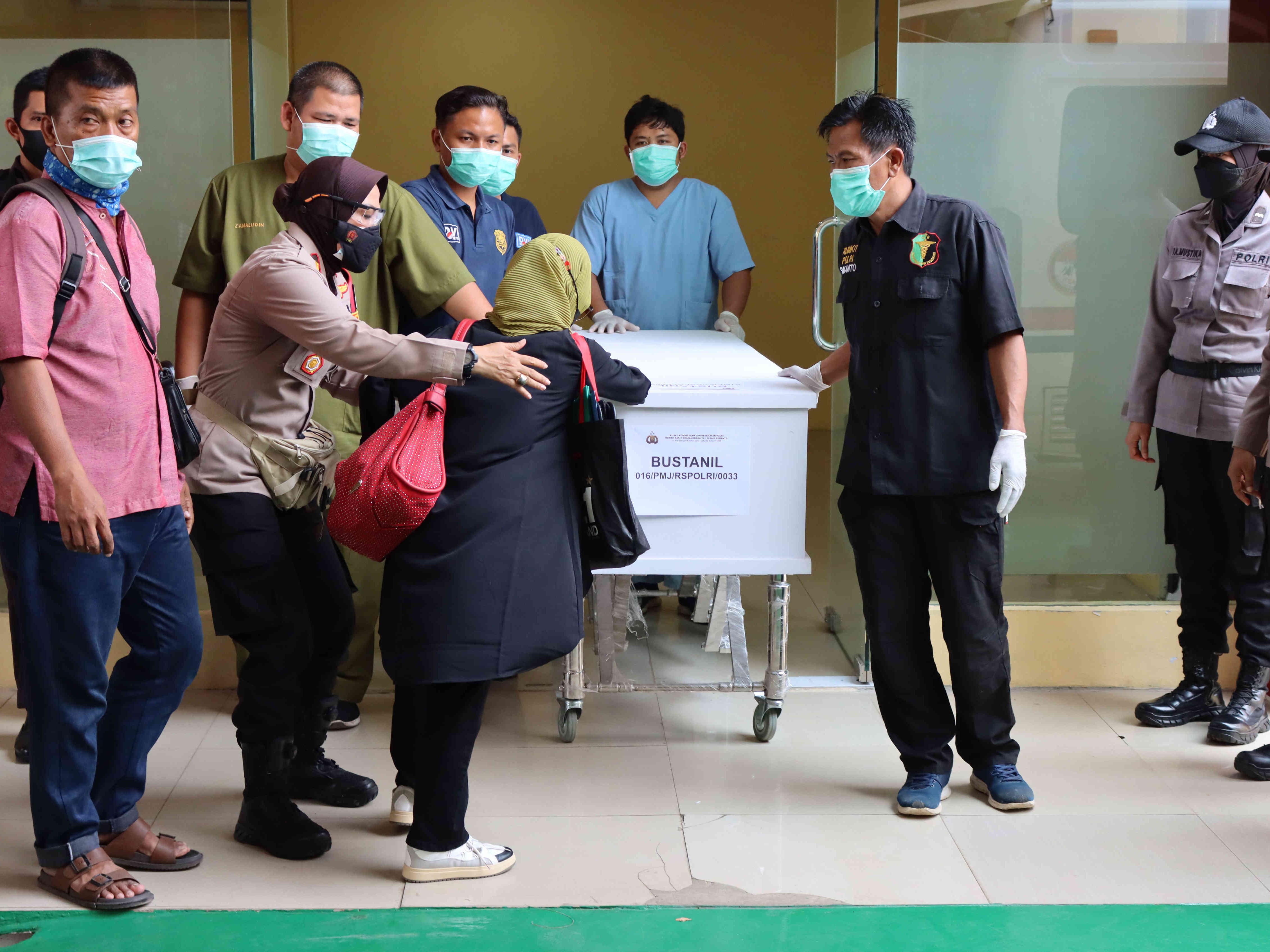 Petugas membawa peti berisi jenazah korban kebakaran LP Tangerang untuk diserahkan kepada keluarga di RS Polri, Kramat Jati, Jakarta.