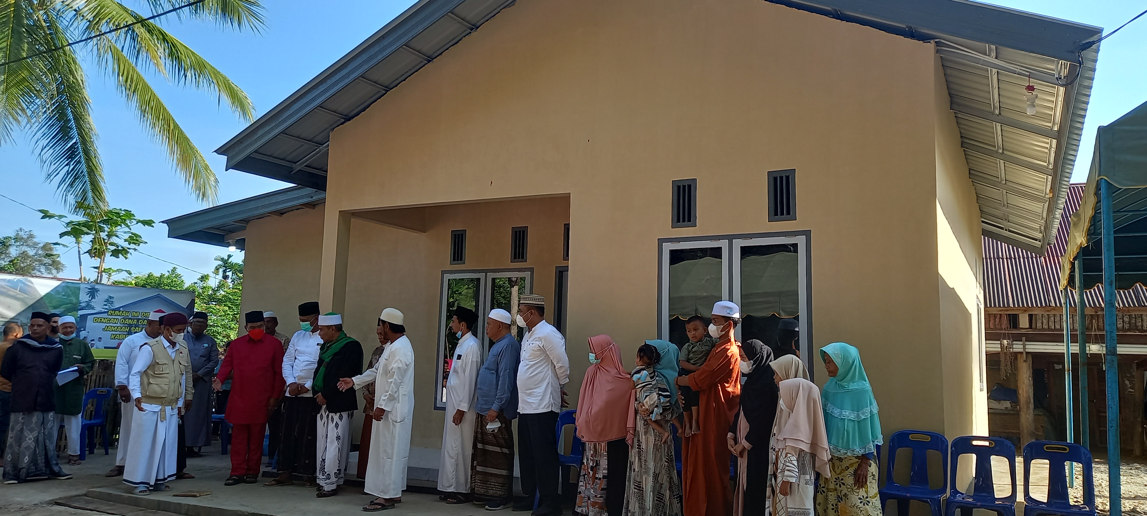 Suasana saat prosesi penyerahan rumah dhuafa di Desa Neulop Dua, Kemukiman Gapui, Kecamatan Indrajaya, Kabupaten Pidie, Aceh, Minggu (5/9).