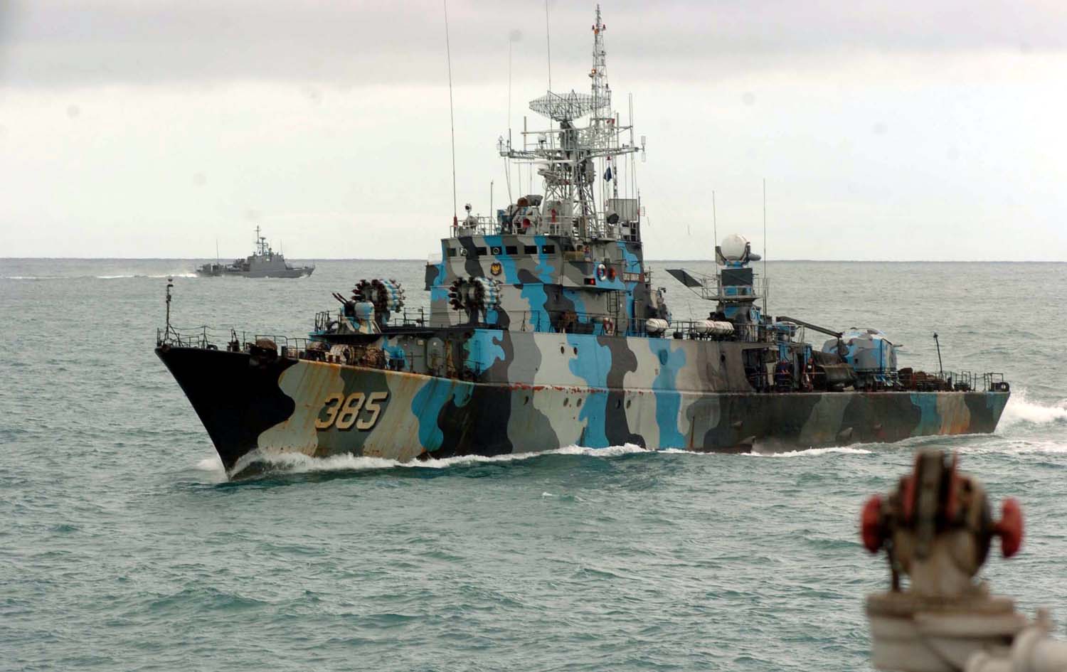 KRi Teuku Umar dan KRI Lemadang saat melakukan patroli di Gosong Niger kawasan Laut Cina Selatan