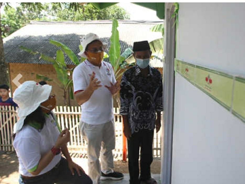 Deputy Seed Operation Director Ewindo Joko Sareh Utomo memberikan penjelasan kepada petani di Desa Patia, Kabupaten Pandeglang.