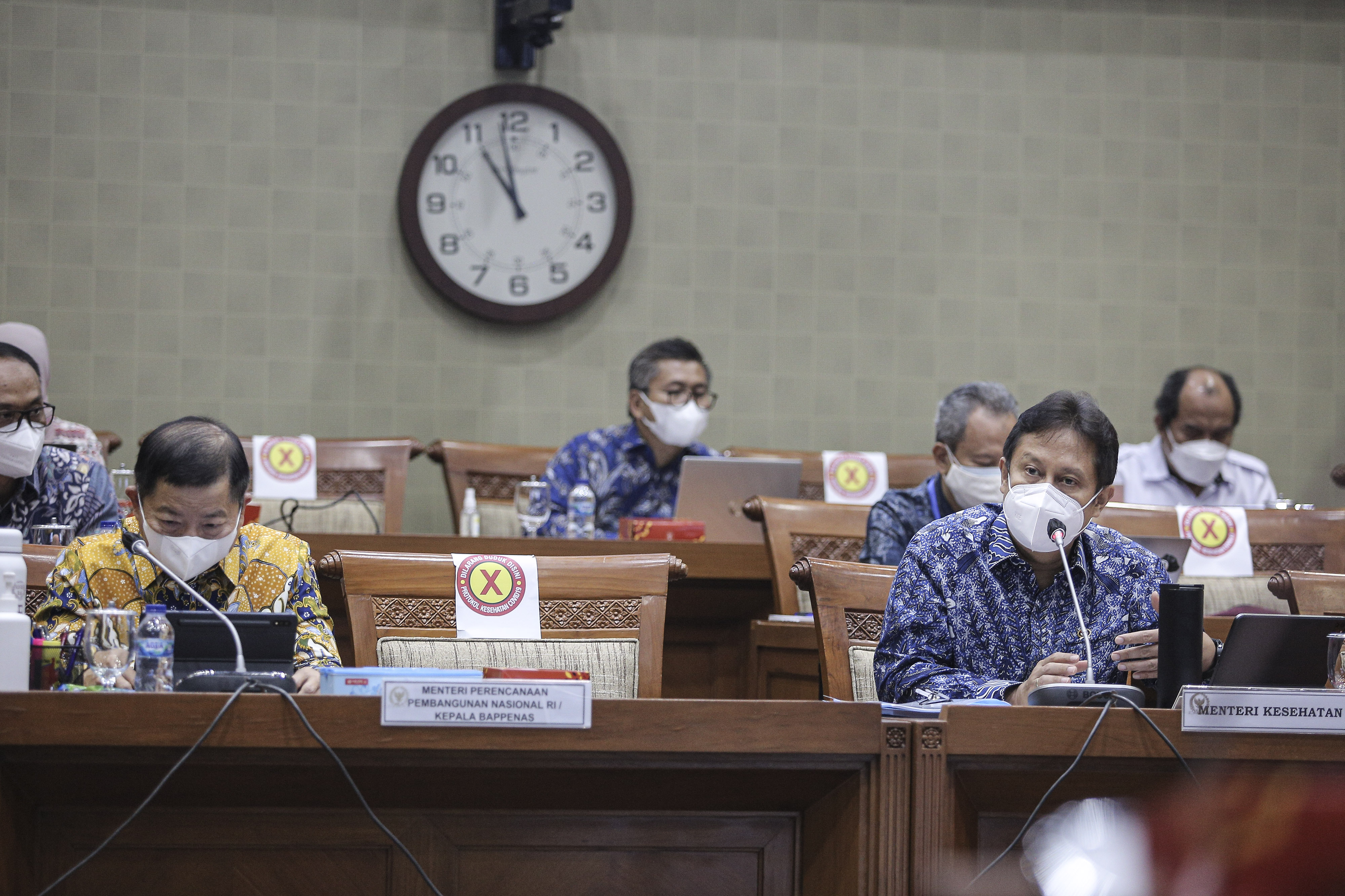 Menteri Kesehatan Budi Gunadi Sadikin (kanan) mengikuti rapat kerja dengan Komisi IX DPR di Kompleks Parlemen, Jakarta, Kamis (16/9/2021).
