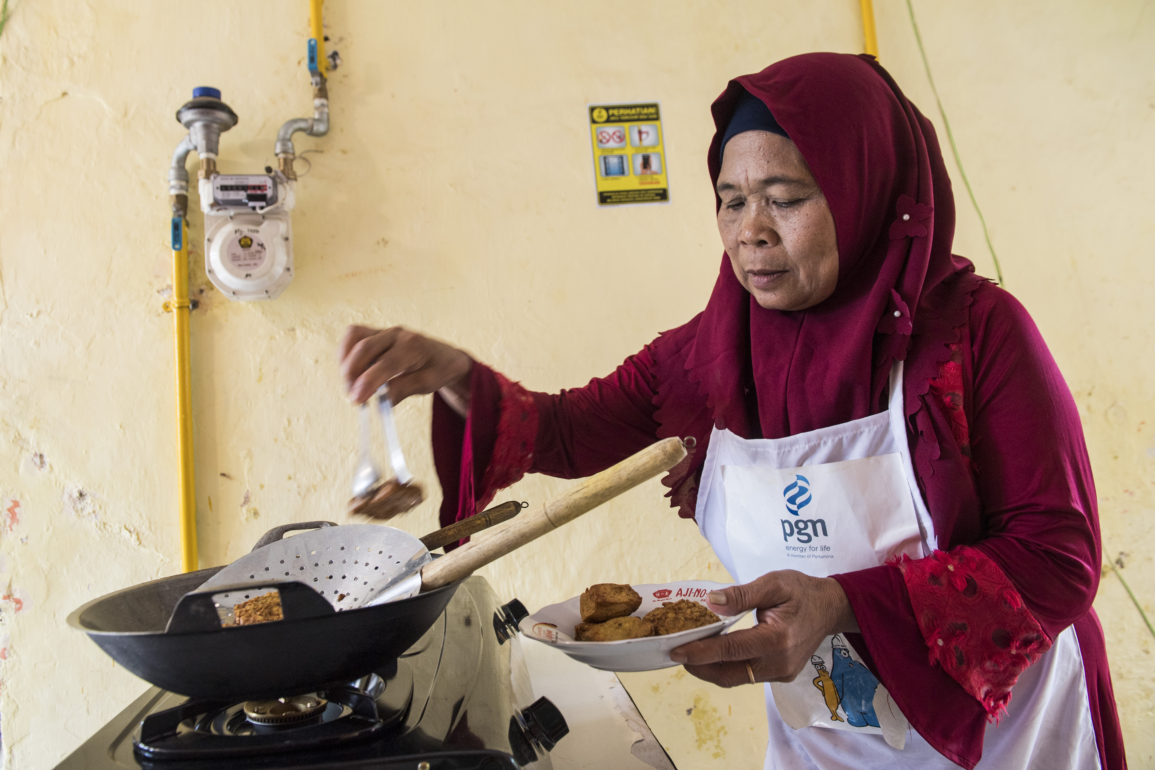 Warga memasak dengan menggunakan jaringan gas untuk rumah tangga di Kota Cirebon, Jawa Barat.