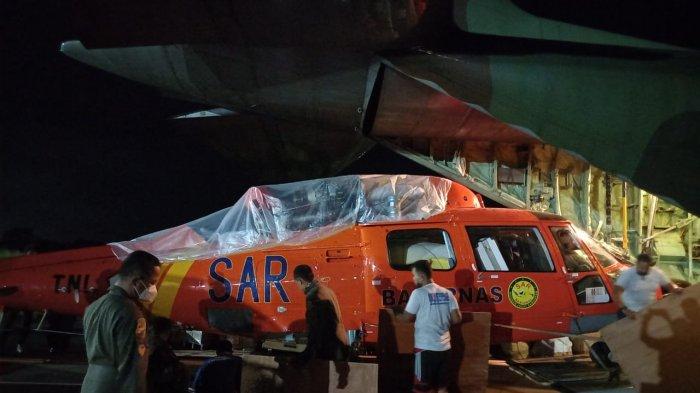 Helikopter Dauphin HR3605 yang tiba di Bandara Sentani Jayapura .   