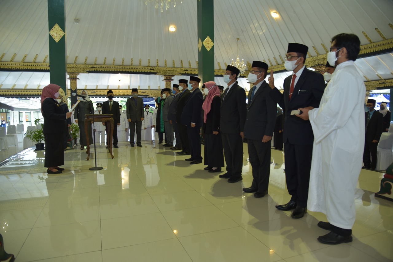 Bupati Sleman Kustini Sri Purnomo melantik pejabat mulai dari Sekda hingga Kepala Sekolah.
