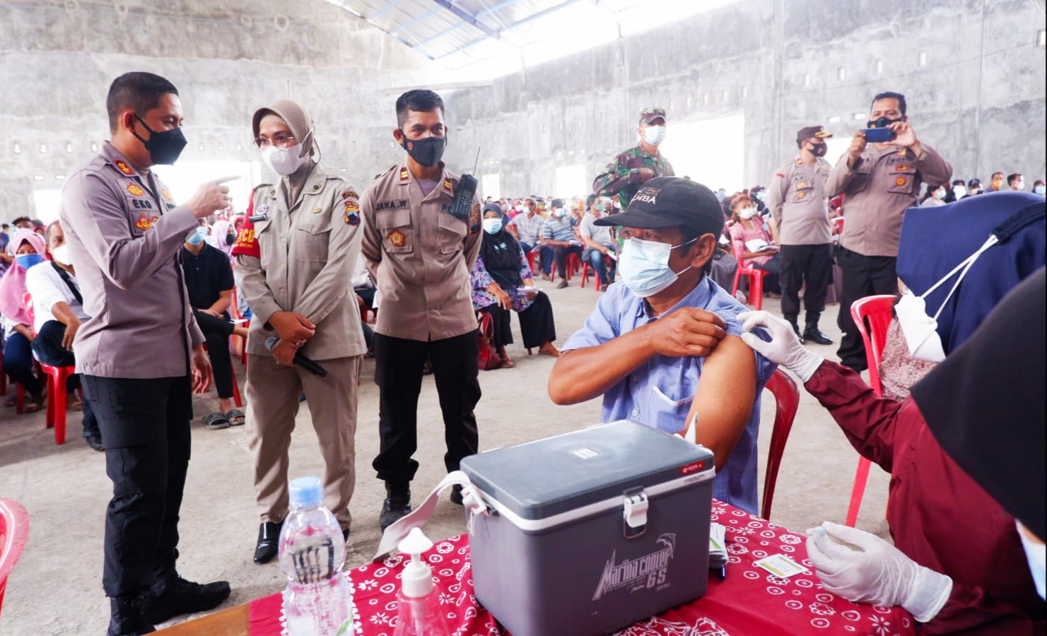 Kapolres Klaten AKB Eko Prasetyo saat menghadiri vaksinasi di Kecamatan Cawas