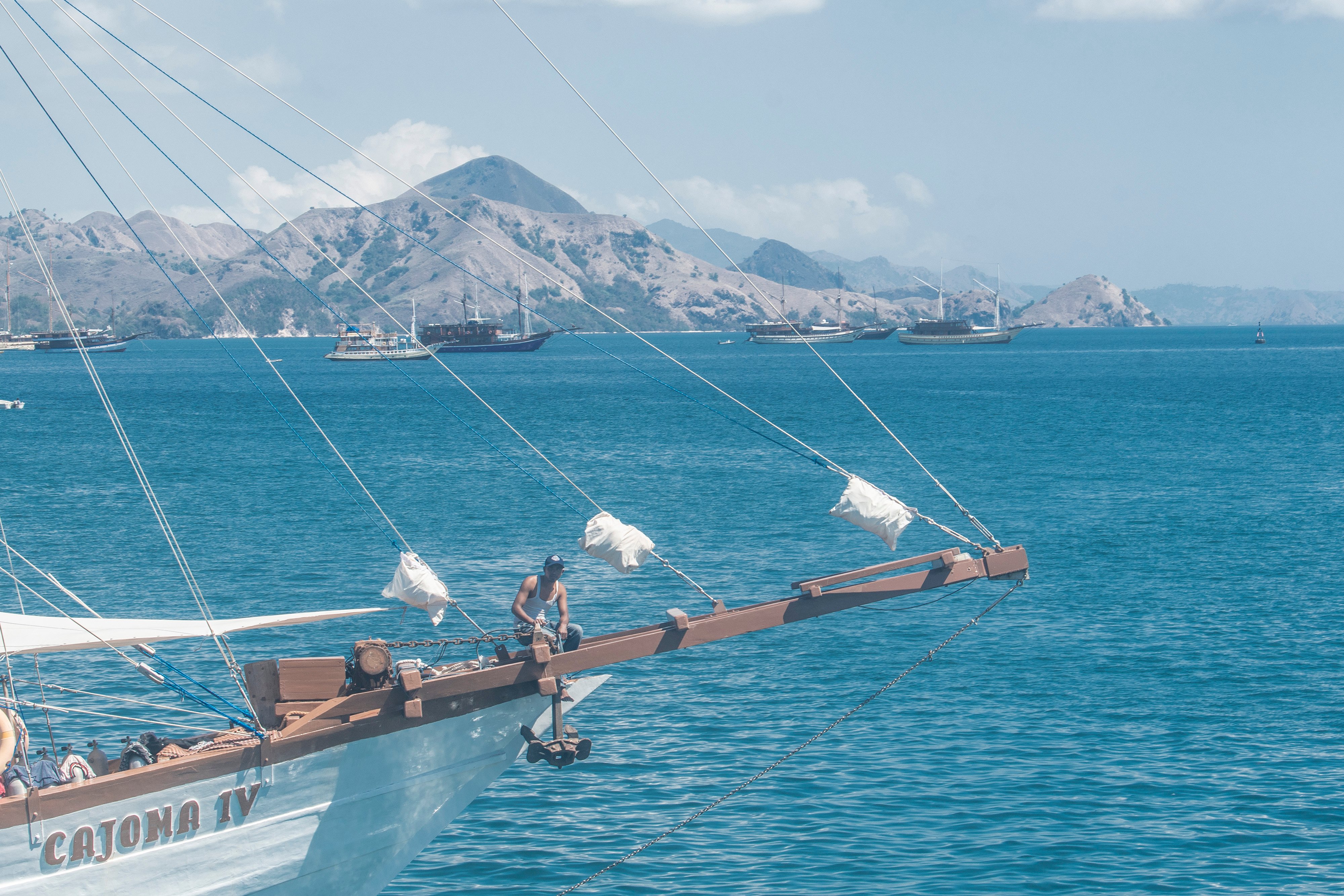 Kapal wisata pinisi melintas di dekat Labuan Bajo, NTB