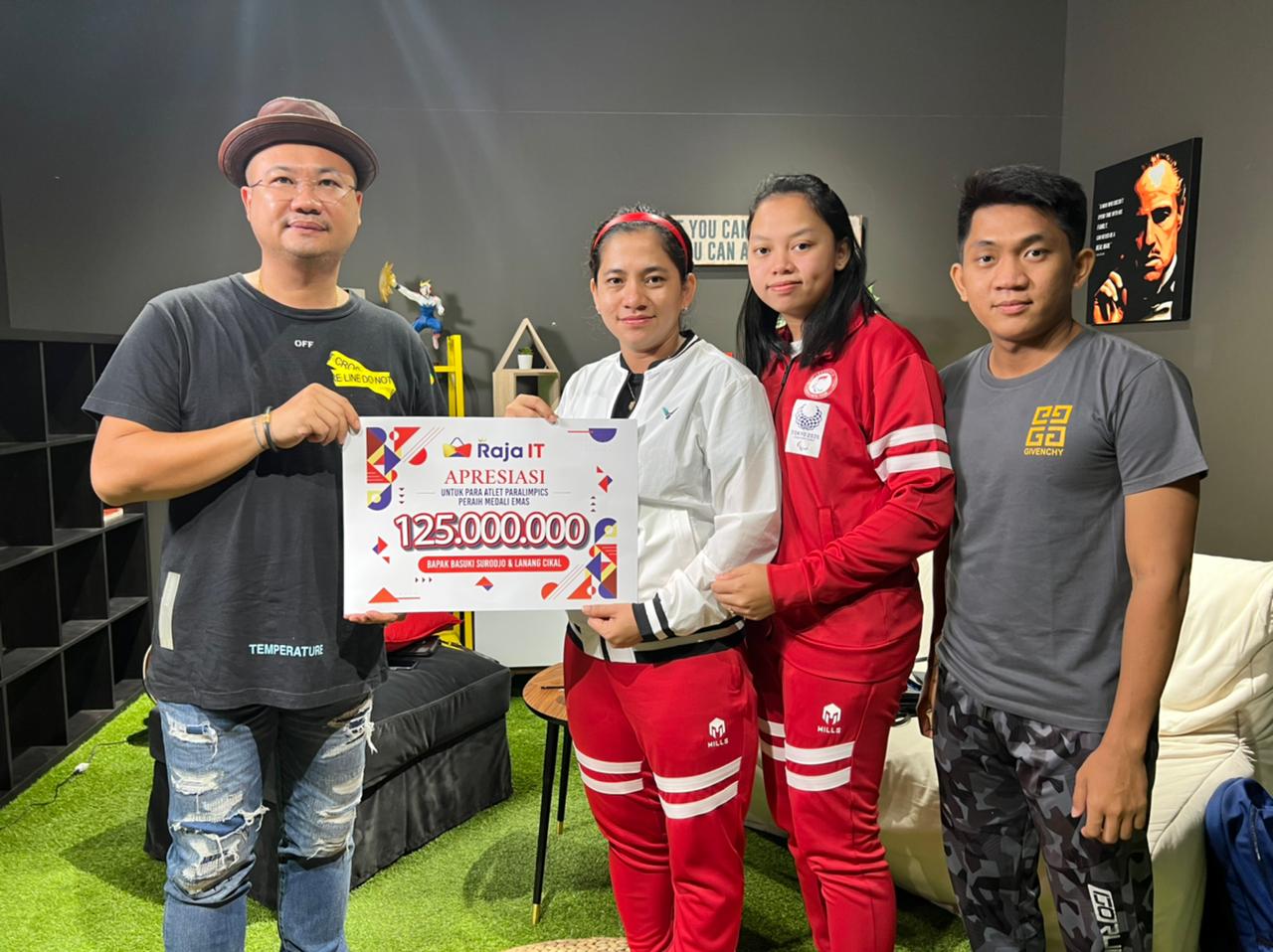 Pengusaha IT Basuki Surodjo menyerahkan dana apresiasi untuk atlet berprestasi Paralympic Tokyo 2020