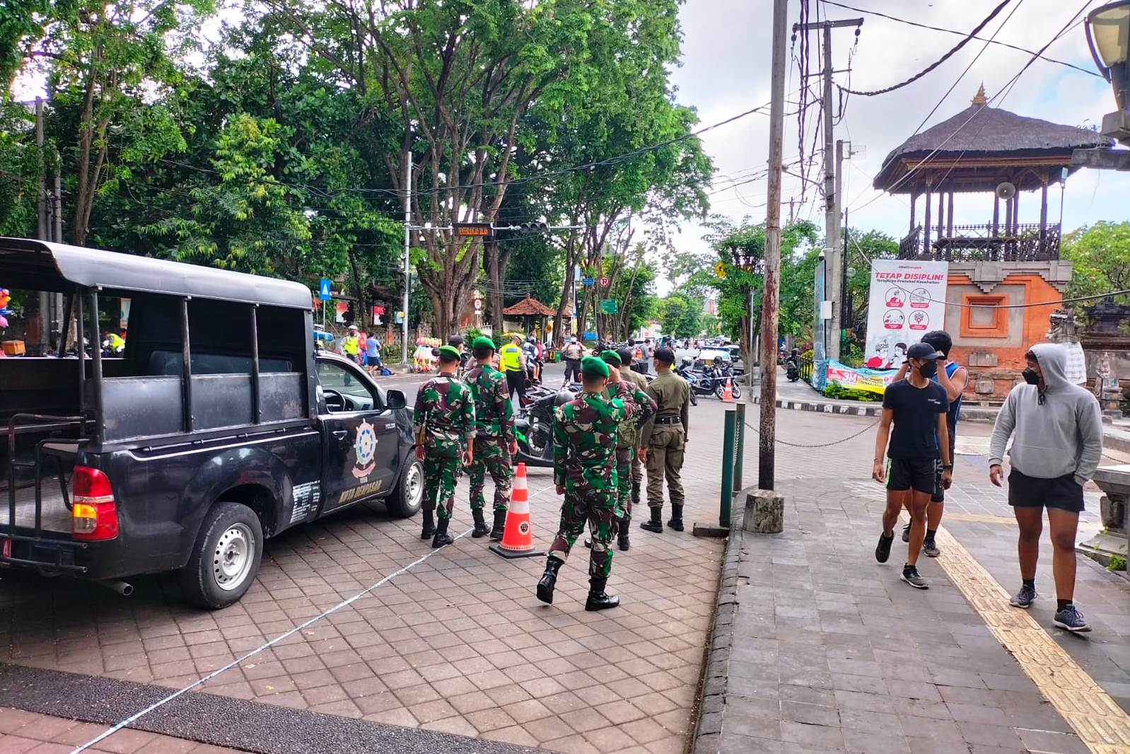 Tim Yustisi Kota Denpasar membubarkan kerumunan di Lapangan Puputan Badung dalam operasi penertiban protokol kesehatan, Minggu (19/9).