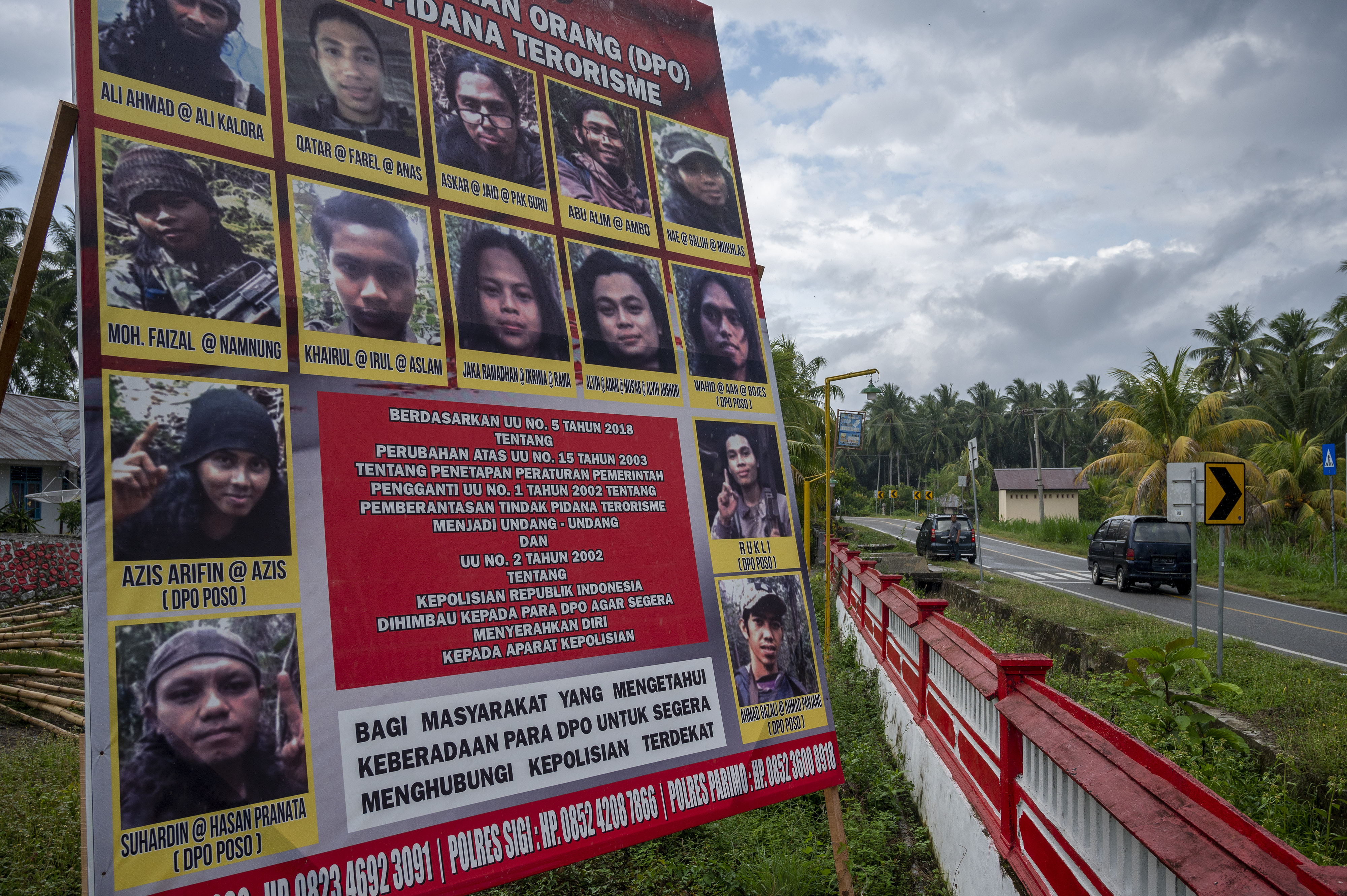  Baliho yang menampilkan Daftar Pencarian orang (DPO) anggota Mujahidin Indonesia Timur (MIT) Poso di Desa Tambarana, Poso Pesisir Utara, Ka
