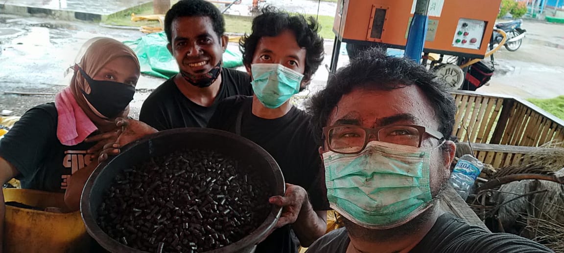 Pelet dari limbah organik dan daun-daunan disukai warga Ende karena menghasilkan api yang merah. 