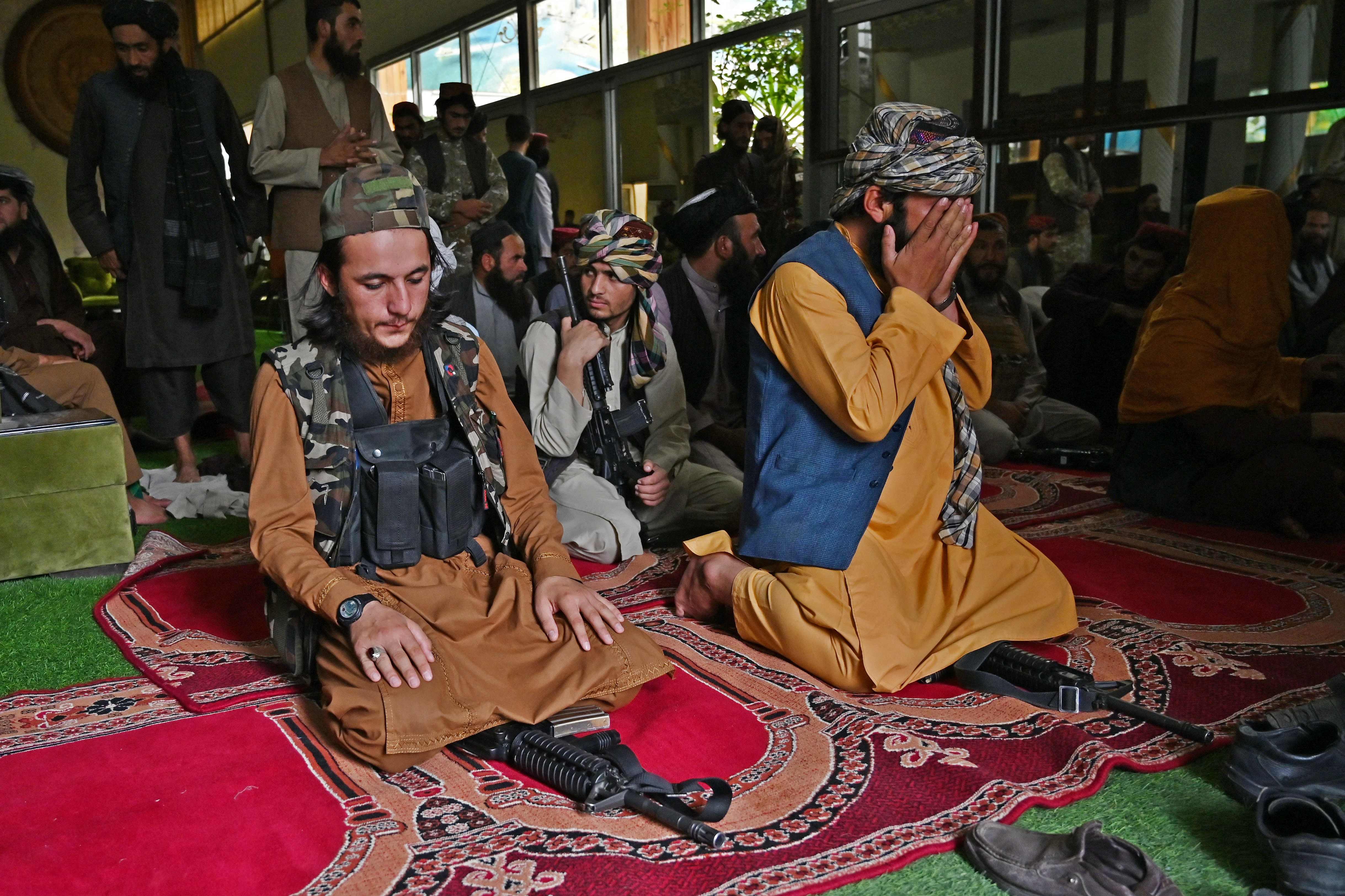 Pasukan Taliban melakukan shalat di rumah milik mantan panglima perang Afghanistan Abdul Rashid Dostum di pinggir Kota Kabul, Sabtu (11/9).