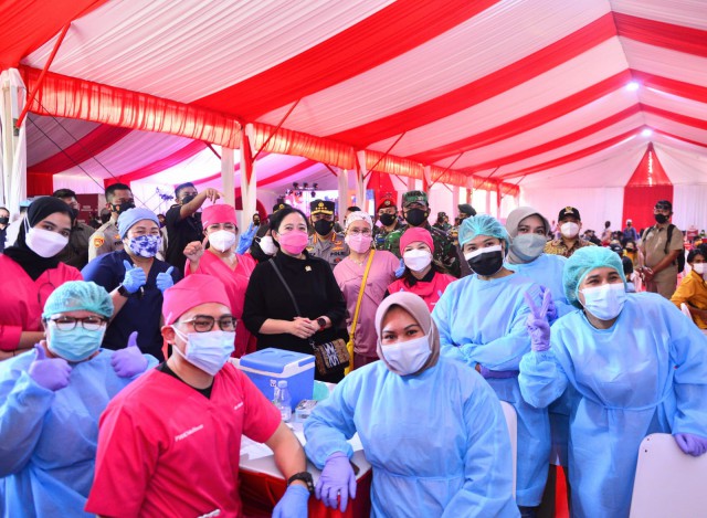 Ketua DPR RI Dr (HC) Puan Maharani (tengah).