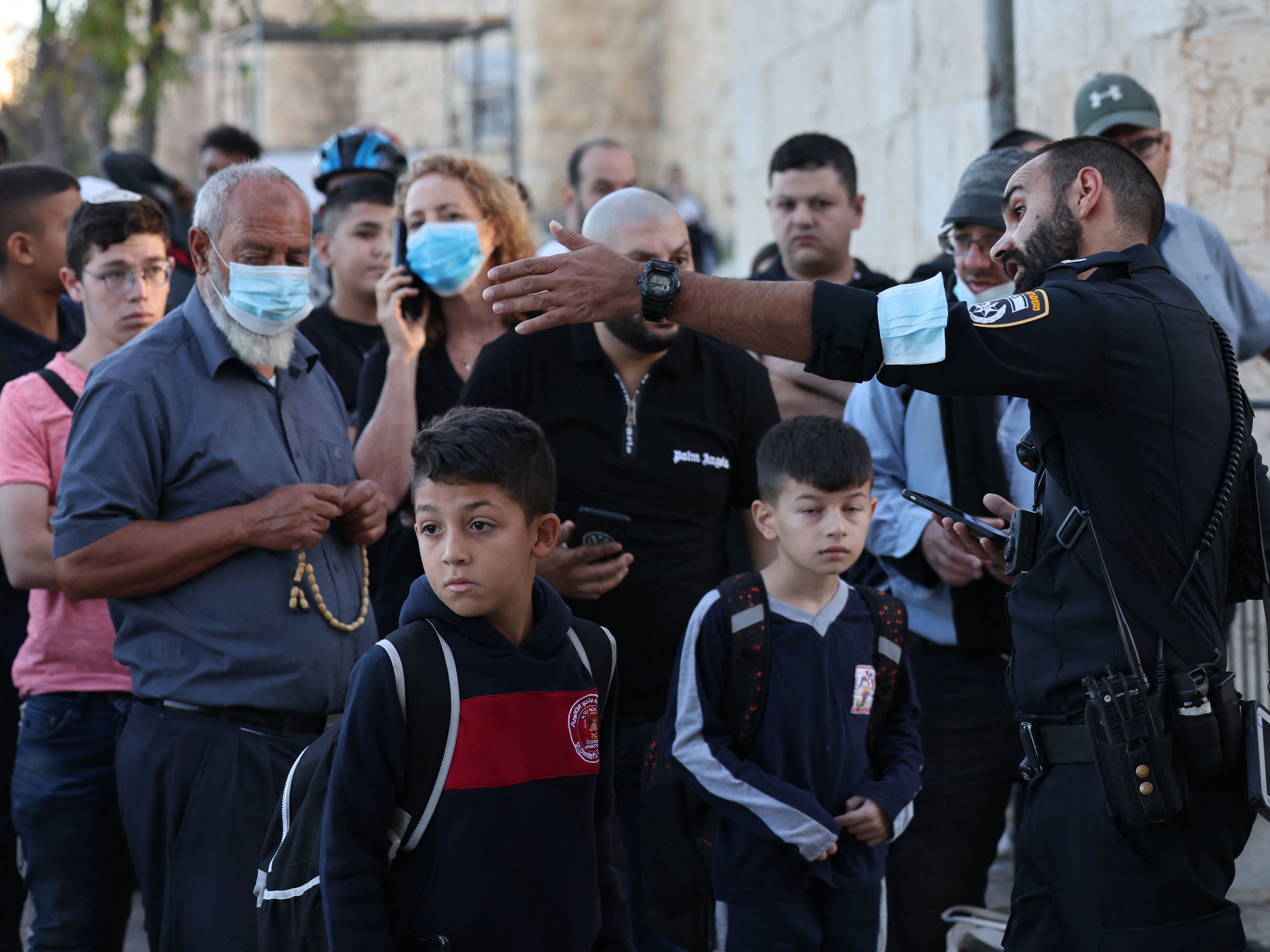 Polisi Israel berjaga-jaga di area di luar masjid Al-Aqsa setelah seorang wanita, yang mencoba menikam petugas, ditembak hingga tewas.