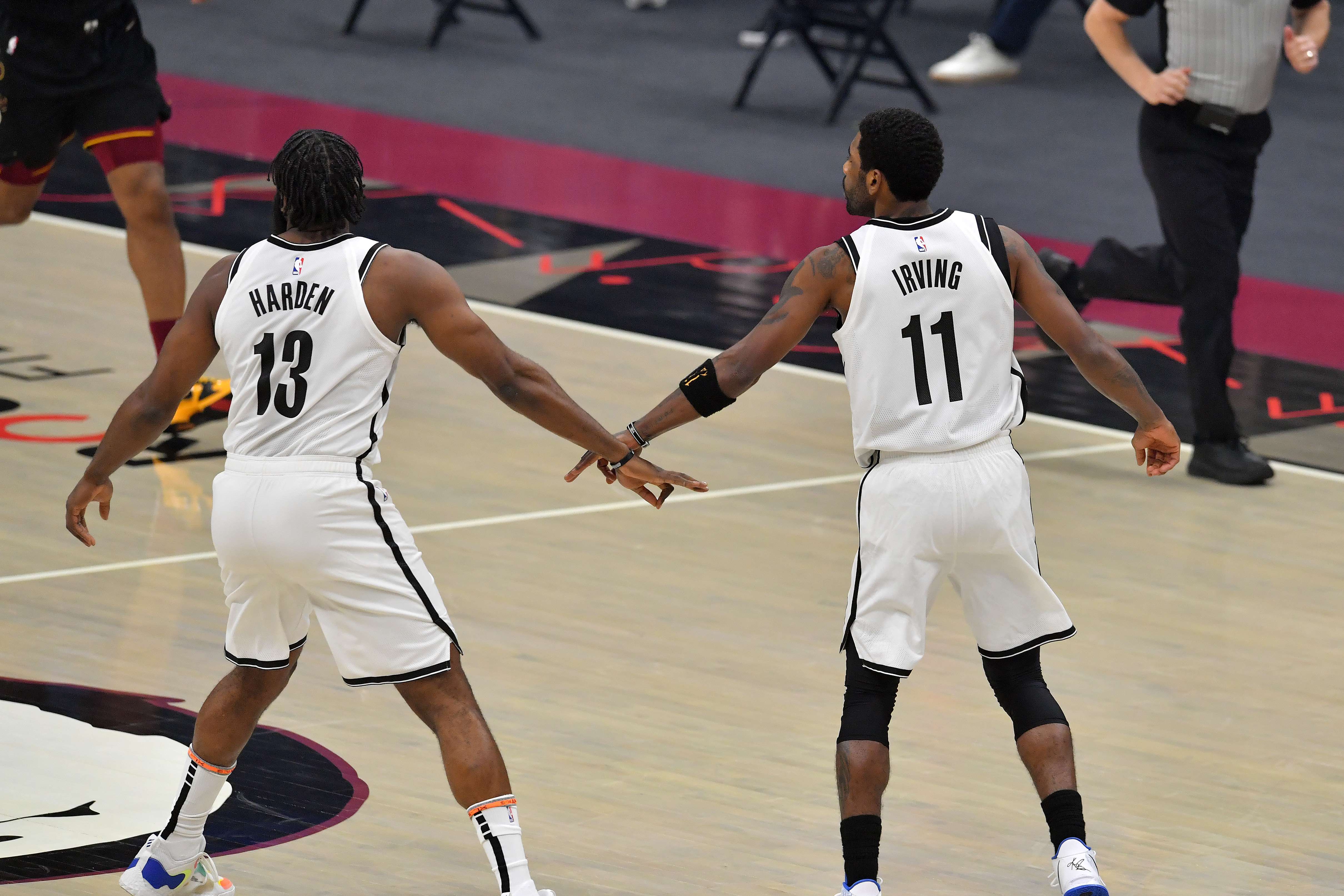 Duet pemain Brooklyn Nets James Harden (kiri) dan Kyrie Irving.