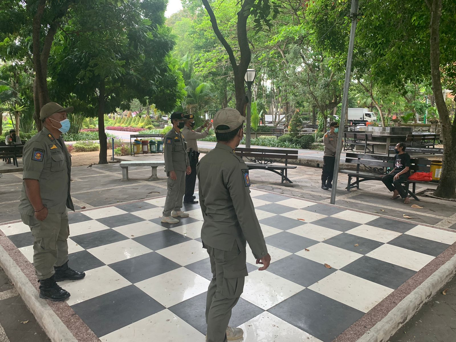 Covid Melandai, Tim Yustisi Denpasar Tetap Awasi Prokes di Pasar Tumpah 