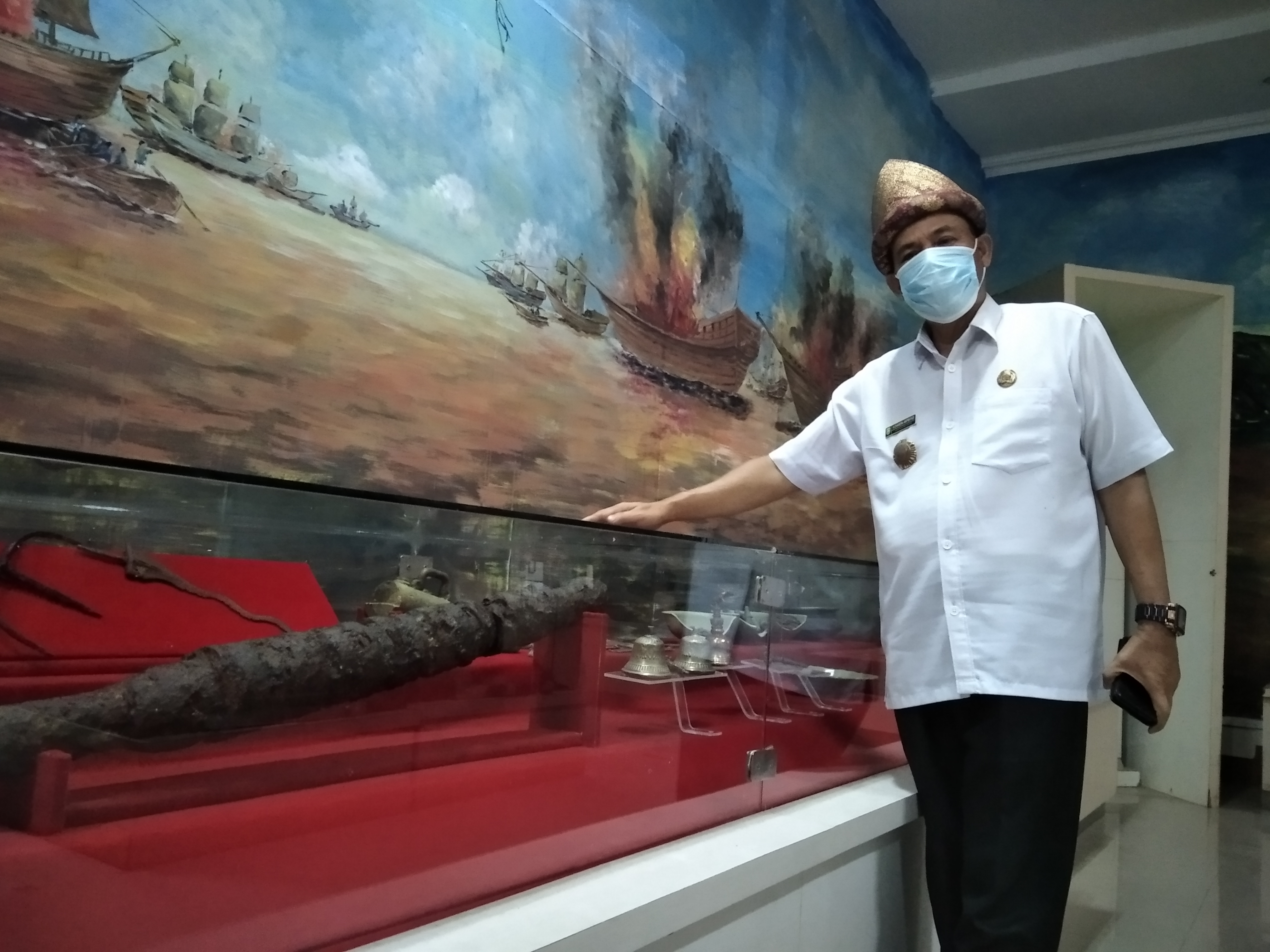 Kepala Museum Negeri Sriwijaya Chandra Amprayadi menunjukkan logam yang digunakan sebagai mata uang koleksi zaman Kerajaan Sriwijaya.