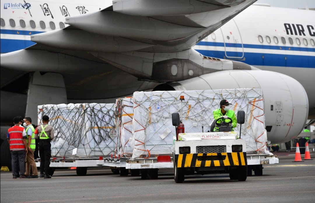 Pasokan vaksin covid-19 buatan Sinovac kembali tiba di Bandara Soekarno-Hatta.