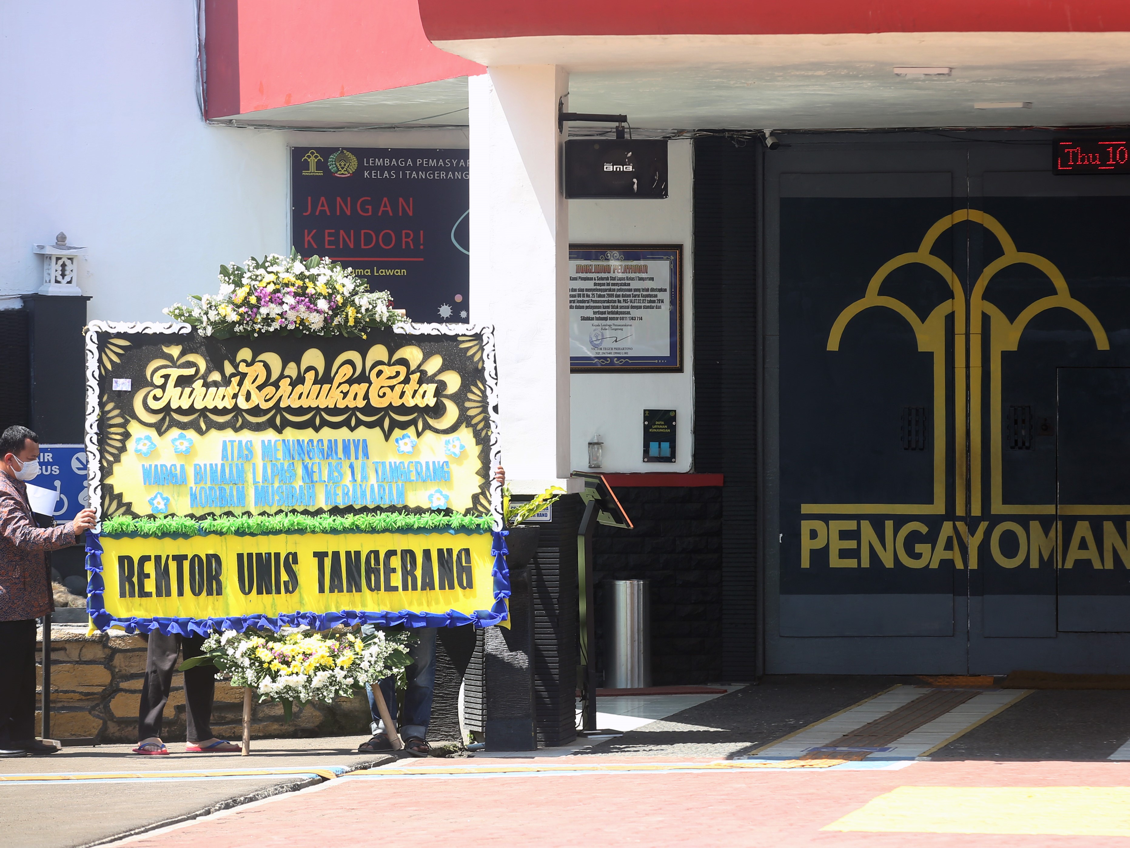 Petugas meletakkan karangan bunga ucapan dukacita bagi keluarga korban kebakaran di LP Kelas 1 Tangerang, Kamis (9/9).