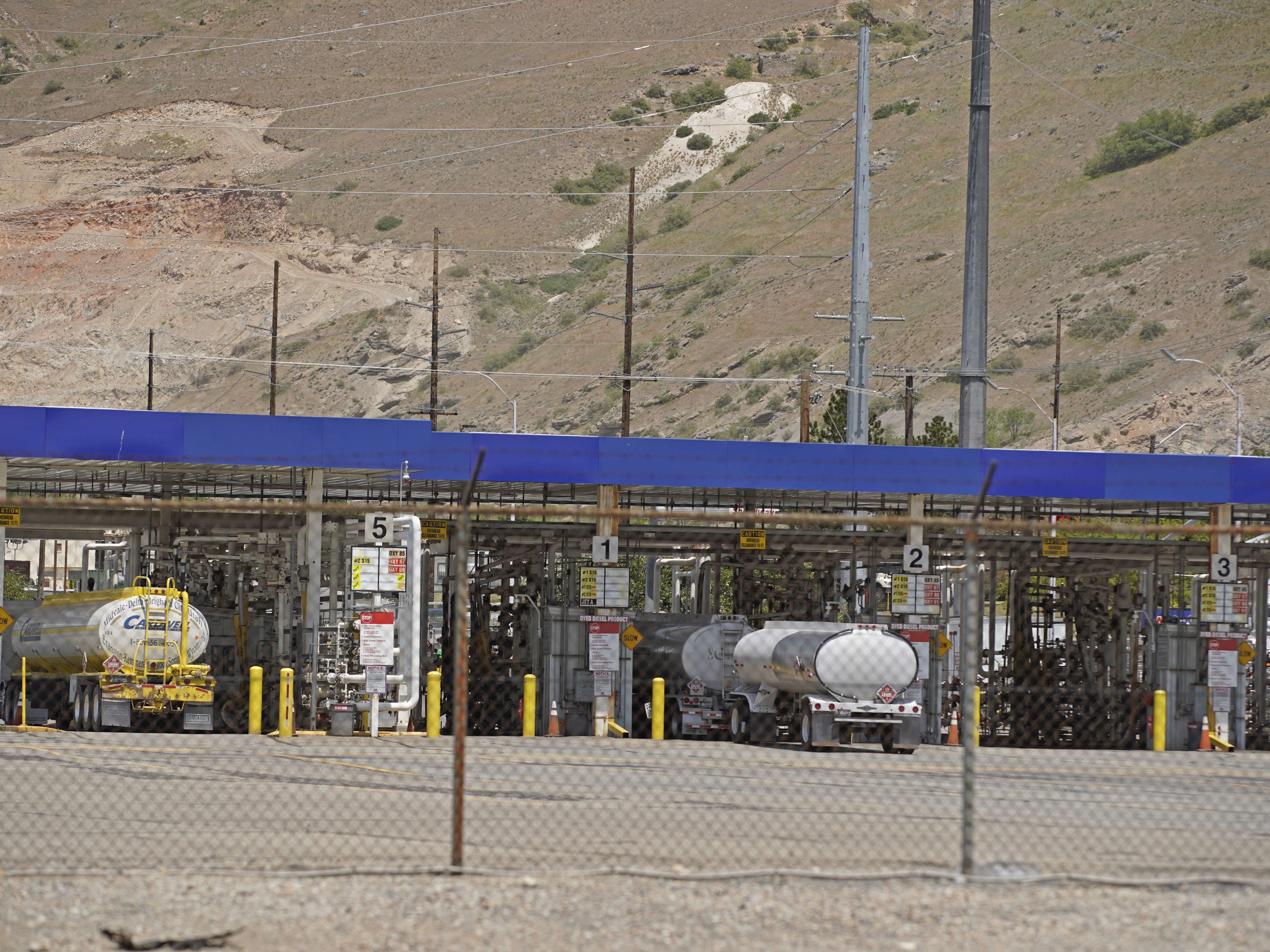 Truk tanker mengisi bensin di Marathon Oil pada 20 Mei 2021 di Salt Lake City, Utah.