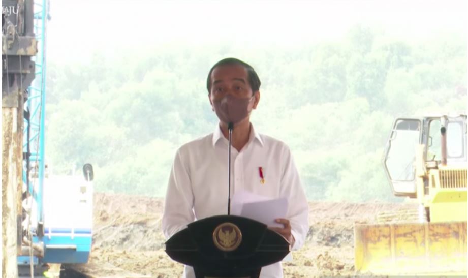 Presiden Jokowi saat meresmikan groundbreaking pembangunan pabrik baterai kendaraan listrik di Karawang, Jawa Barat.