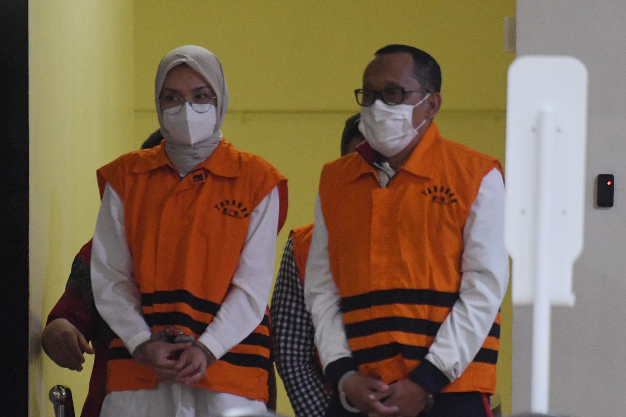 Bupati Probolinggo Puput Tantriana Sari (kiri) bersama suaminya yang juga anggota DPR dan mantan Bupati Probolinggo Hasan Aminuddin.