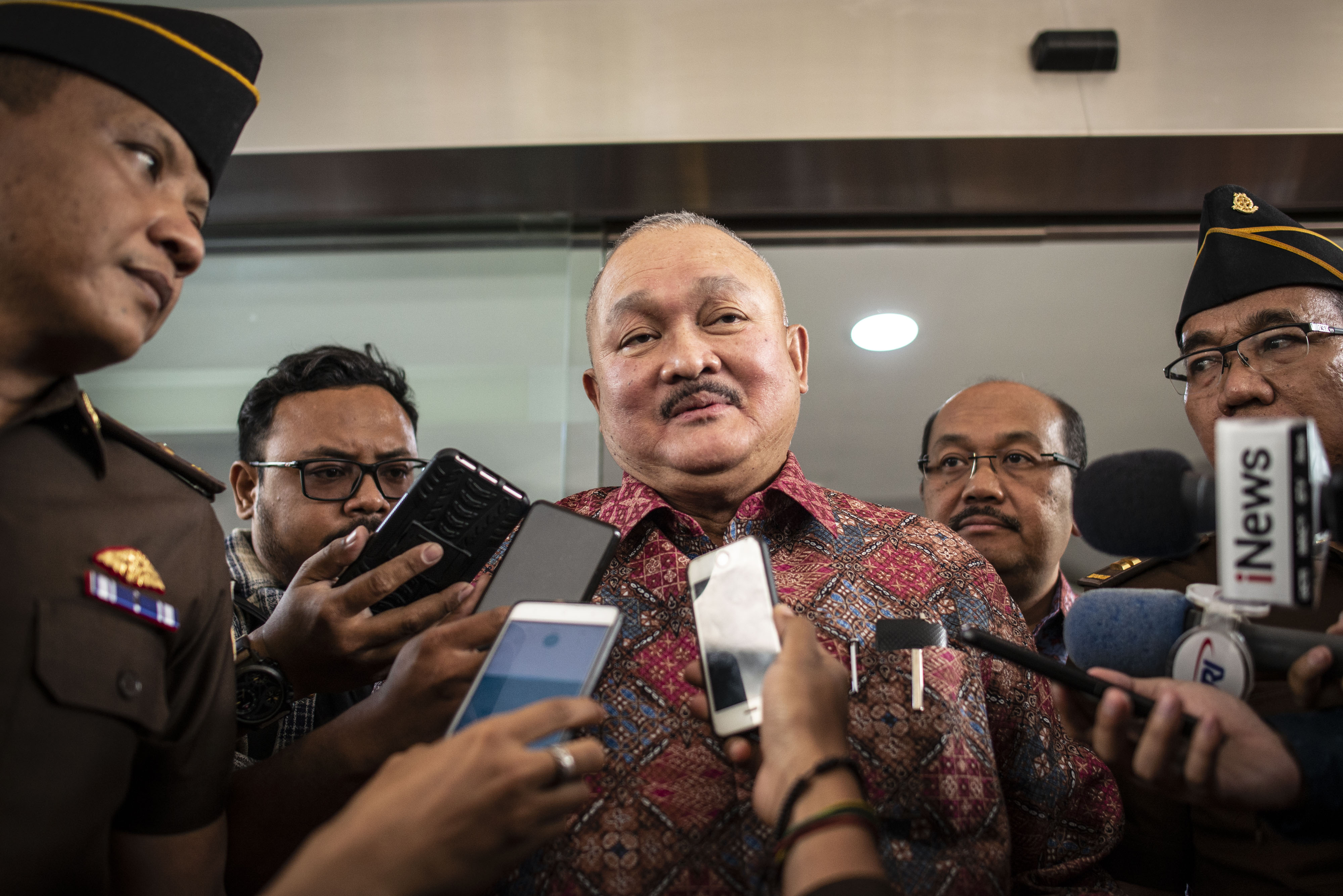 Mantan Gubernur Sumsel Alex Noerdin (tengah) saat memberikan keterangan pers.