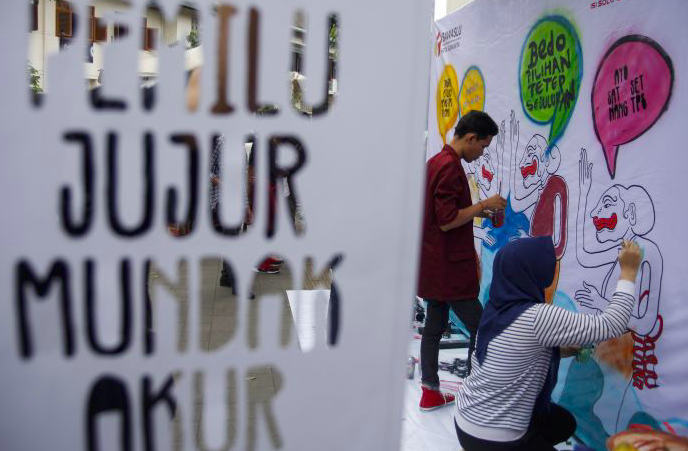 Mahasiswa ISI Surakarta membuat mural dengan tema pemilu di Pasar Gede, Solo.