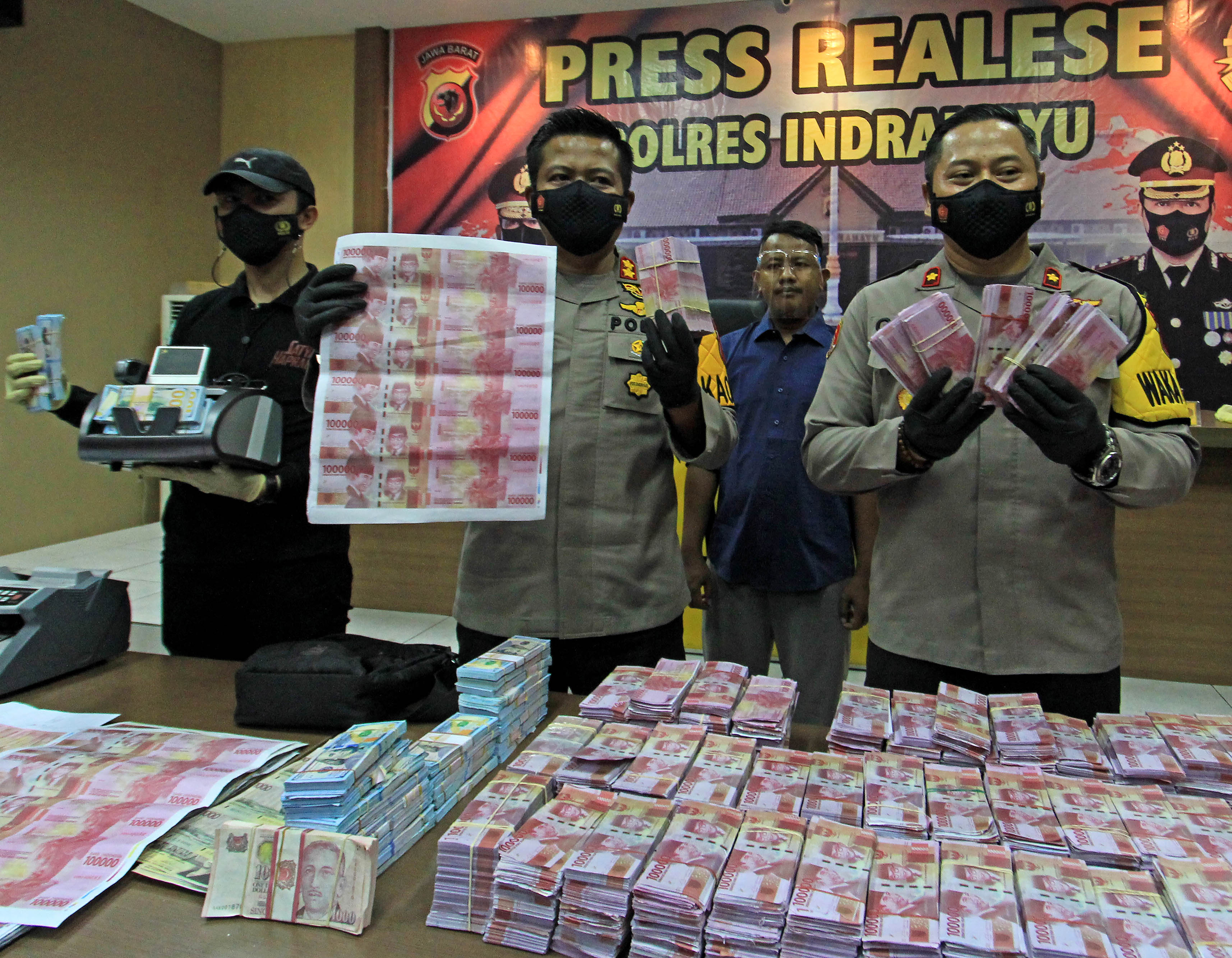 Ilustrasi Polres Indramayu menunjukkan barang bukti uang palsu di Mapolres Indramayu, Jawa Barat, beberapa waktu lalu.