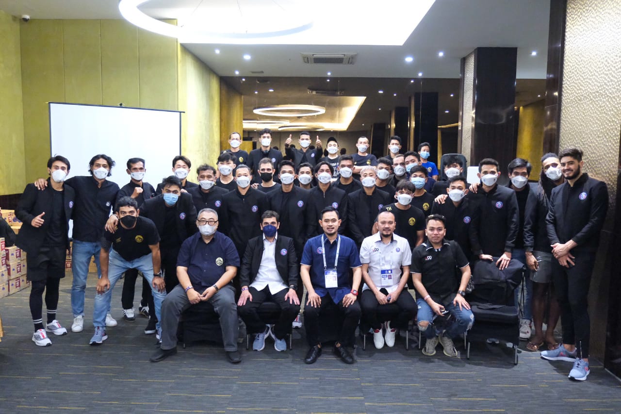 Para pemain, pelatih dan ofisial Arema FC.