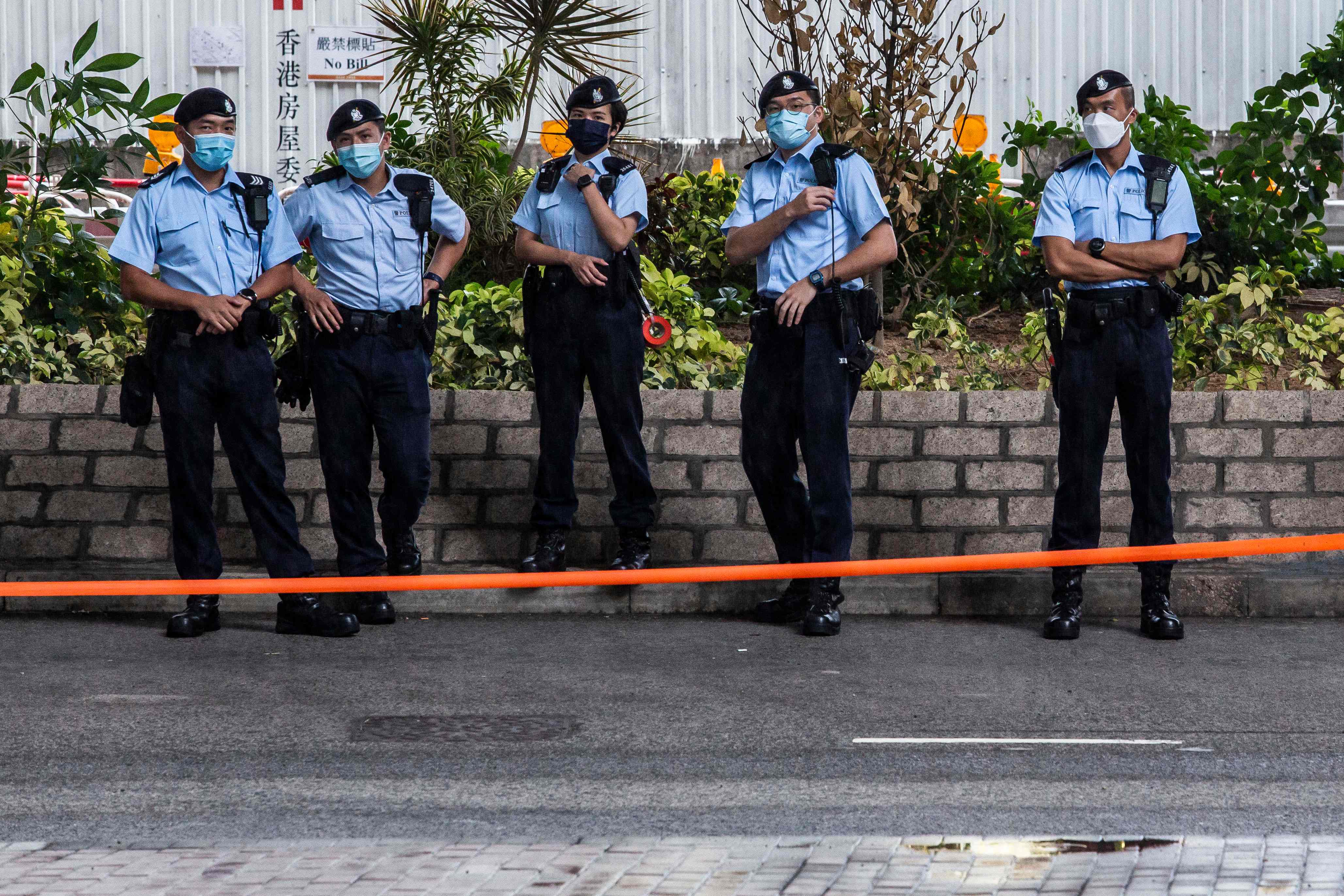 Ilustrasi petugas kepolisian Hong Kong saat berjaga di kawasan West Kowloon.