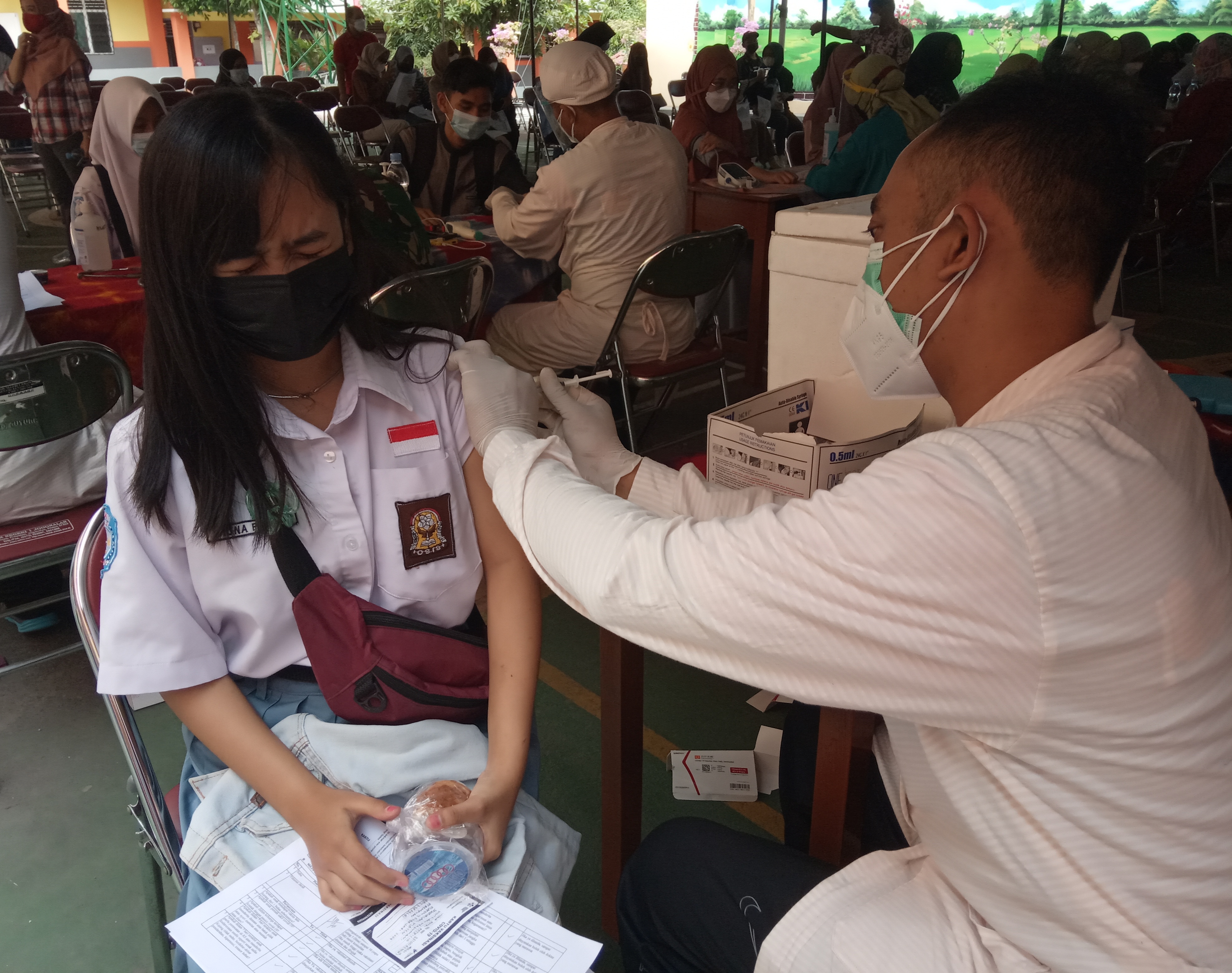 Vaksinasi Covid-19 pelajar SMKN 1 Jogonalan Klaten.