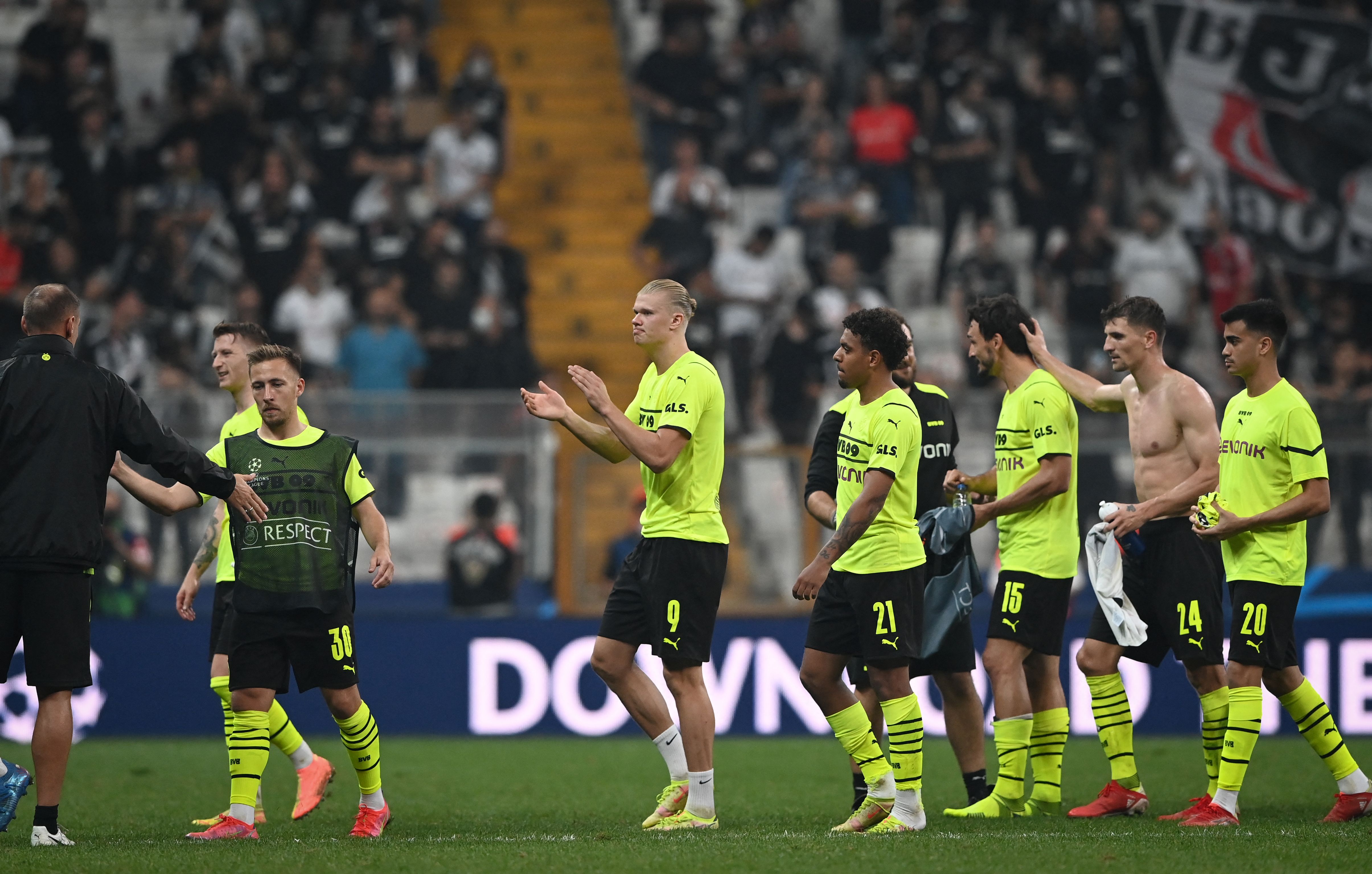 Para pemain Dortmund melakukan selebrasi usai mengalahkan Besiktas di laga Liga Champions.